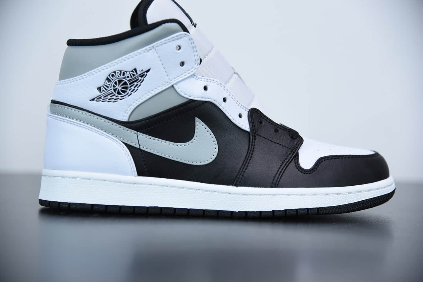 乔丹Air Jordan 1 Mid “White Shadow中帮黑白灰影子板鞋纯原版本 货号：554724-073