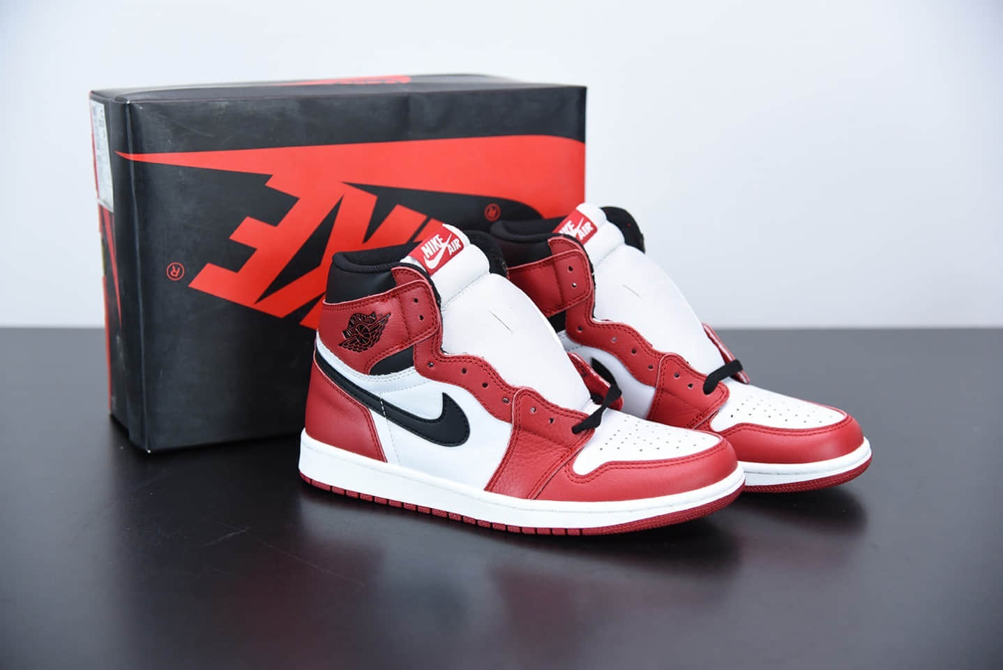 乔丹Air Jordan 1 Mid “Chicago”小芝加哥中帮休闲板鞋纯原版本 货号：554724-173