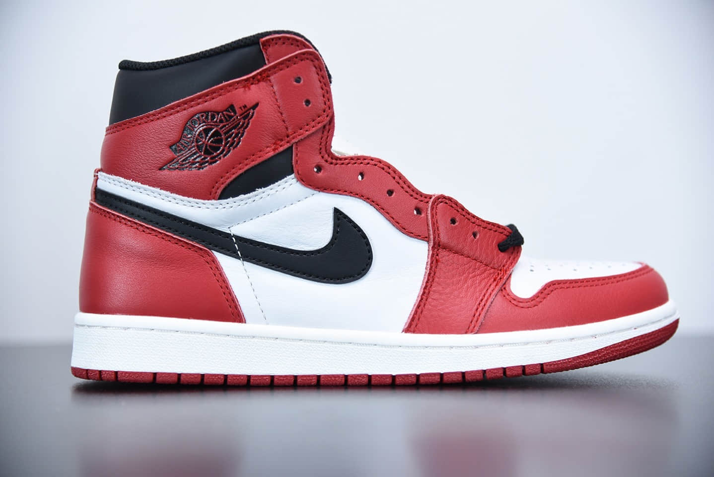 乔丹Air Jordan 1 Mid “Chicago”小芝加哥中帮休闲板鞋纯原版本 货号：554724-173