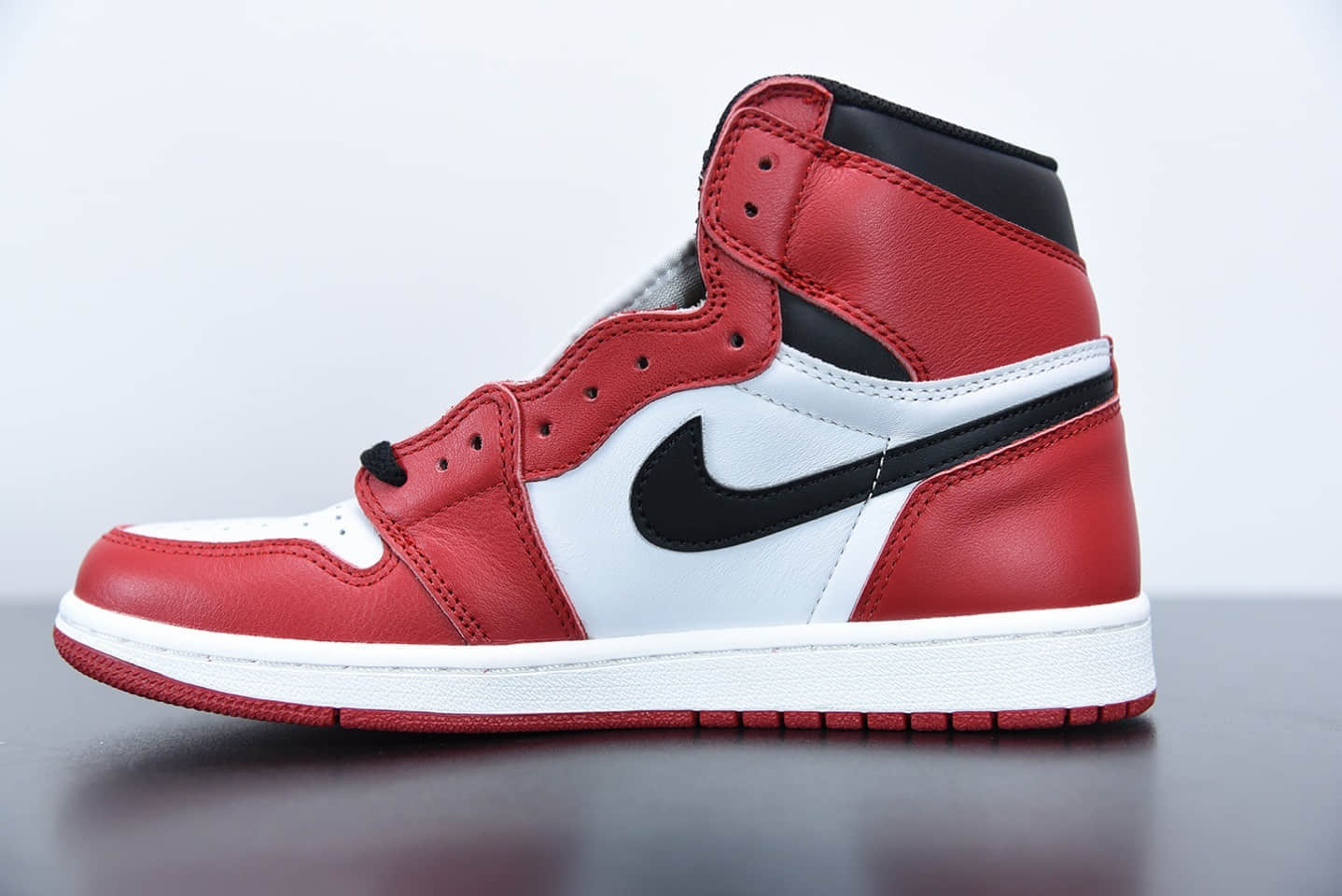 乔丹Air Jordan 1 Mid “Chicago”小芝加哥中帮休闲板鞋纯原版本 货号：554724-173