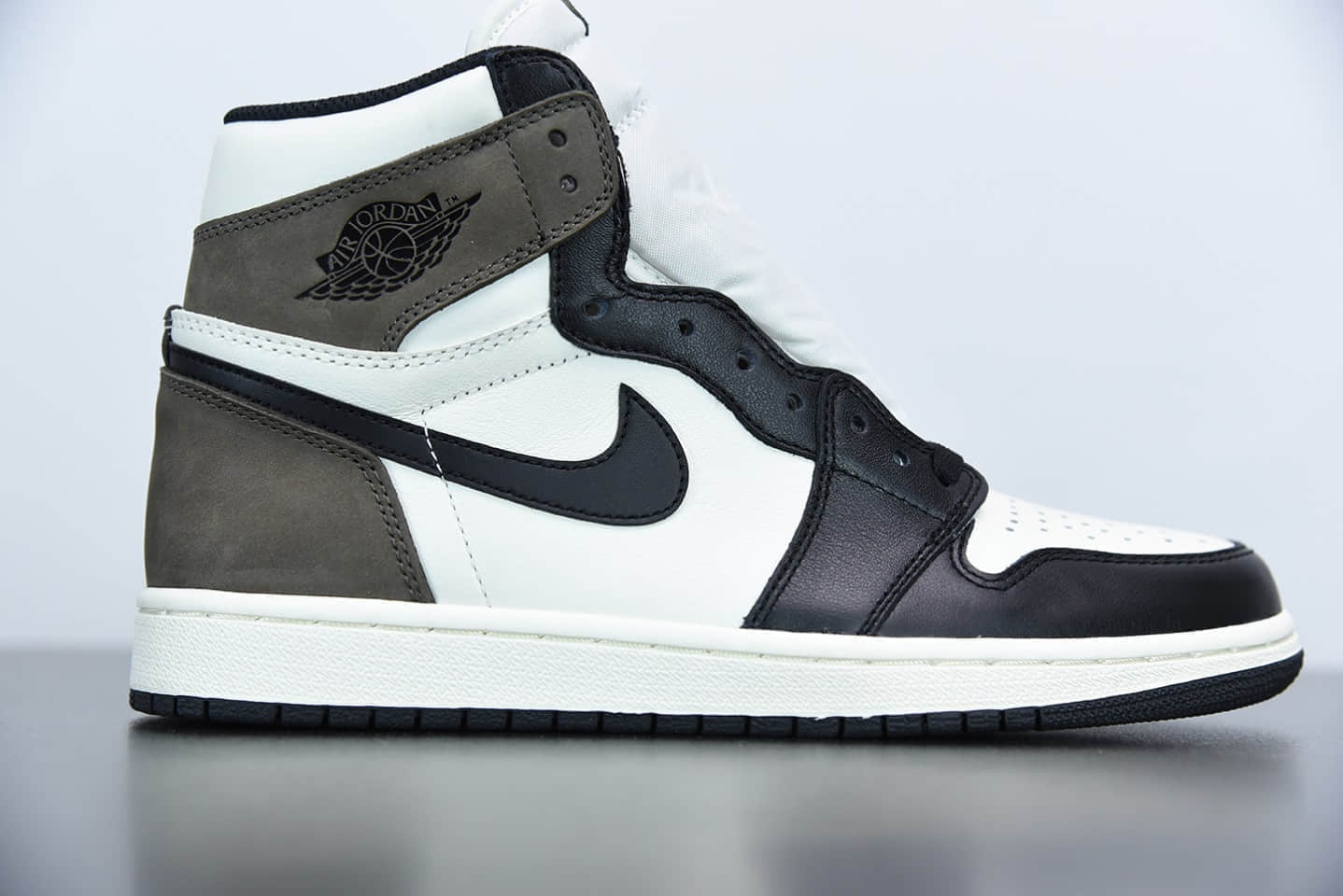 乔丹Air Jordan 1 High OG“Dark Mocha小倒钩黑摩卡高帮篮球鞋纯原版本 货号：555088-105