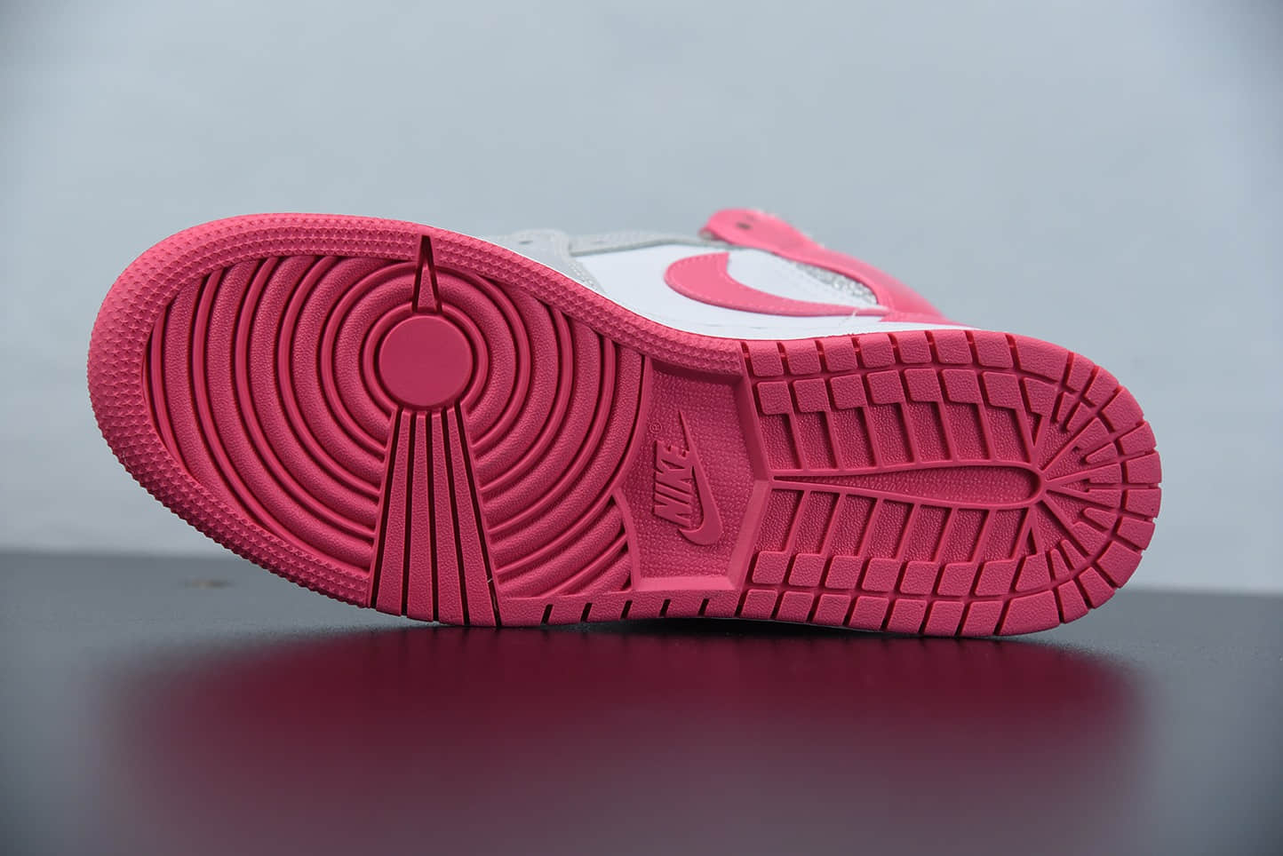 乔丹Air Jordan 1 Mid GS 白银粉中邦篮球鞋纯原版本 货号：555112-109