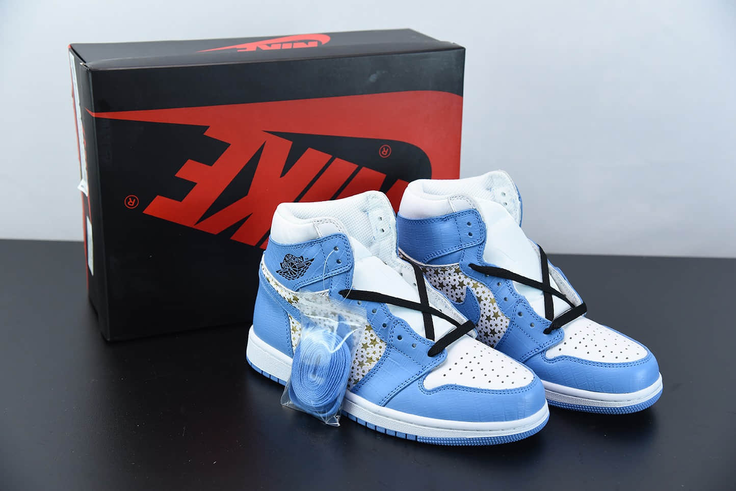 乔丹Supreme x AirJordan Retro AJ1“蓝色星星复古高帮板鞋纯原版本 货号:555088-181