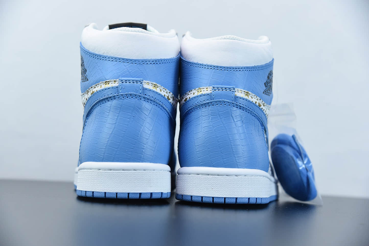 乔丹Supreme x AirJordan Retro AJ1“蓝色星星复古高帮板鞋纯原版本 货号:555088-181