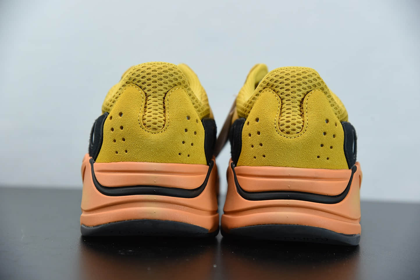 阿迪达斯Adidas Yeezy Boost 700 巴斯夫 “太阳黄”百搭休闲运动复古慢跑鞋纯原版本 货号:GZ6984