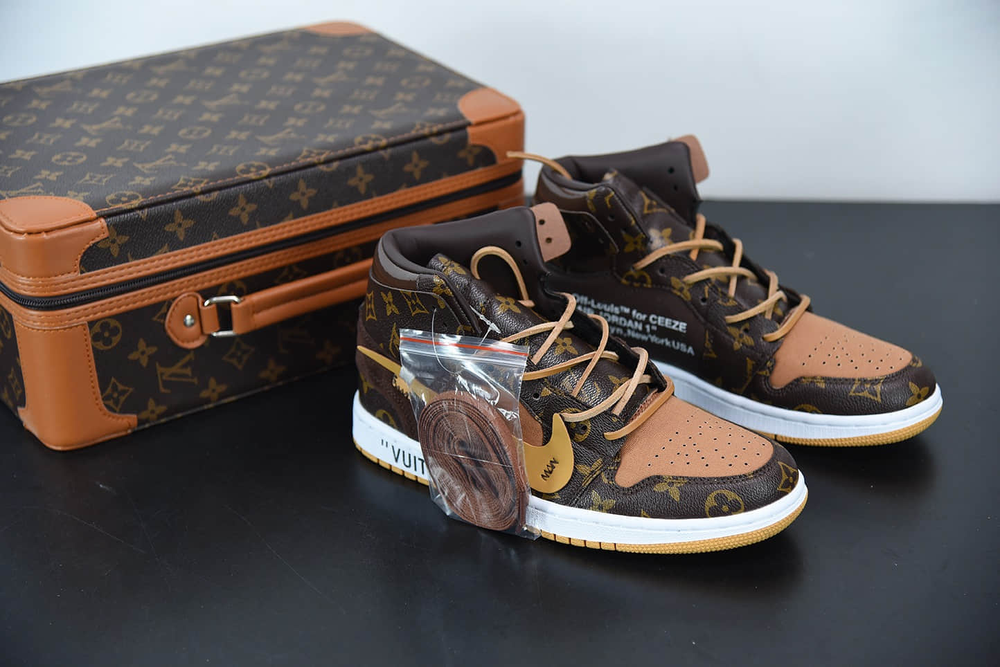 乔丹Louis Vuitton x OFF WHITE - Air Jordan 1 乔丹LV经典联名中帮行李箱版本潮流情侣运动休闲板鞋纯原版本 货号：AQ0818-158