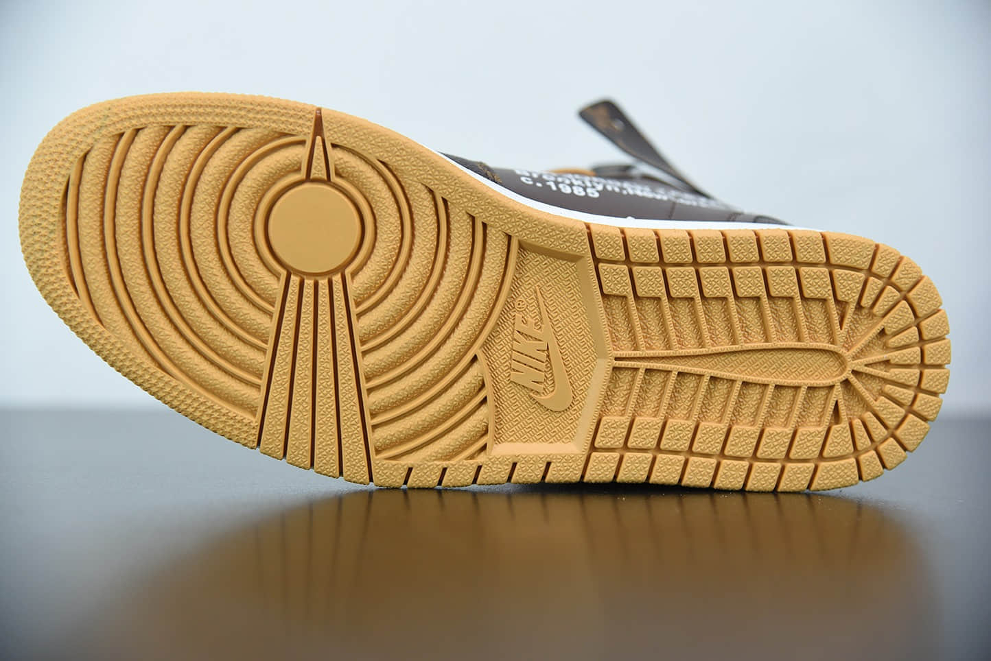 乔丹Louis Vuitton x OFF WHITE - Air Jordan 1 乔丹LV经典联名中帮行李箱版本潮流情侣运动休闲板鞋纯原版本 货号：AQ0818-158