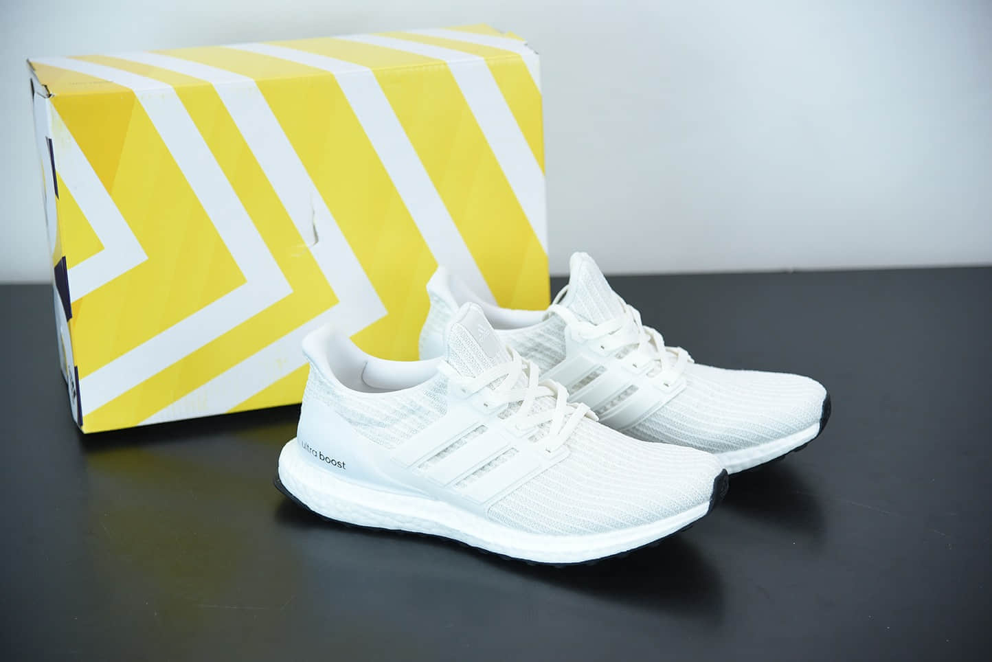 阿迪达斯 Adidas Ultra Boost 4.0 纯白全掌爆米花针织黑条纹透气跑步鞋纯原版本 货号:BB6168