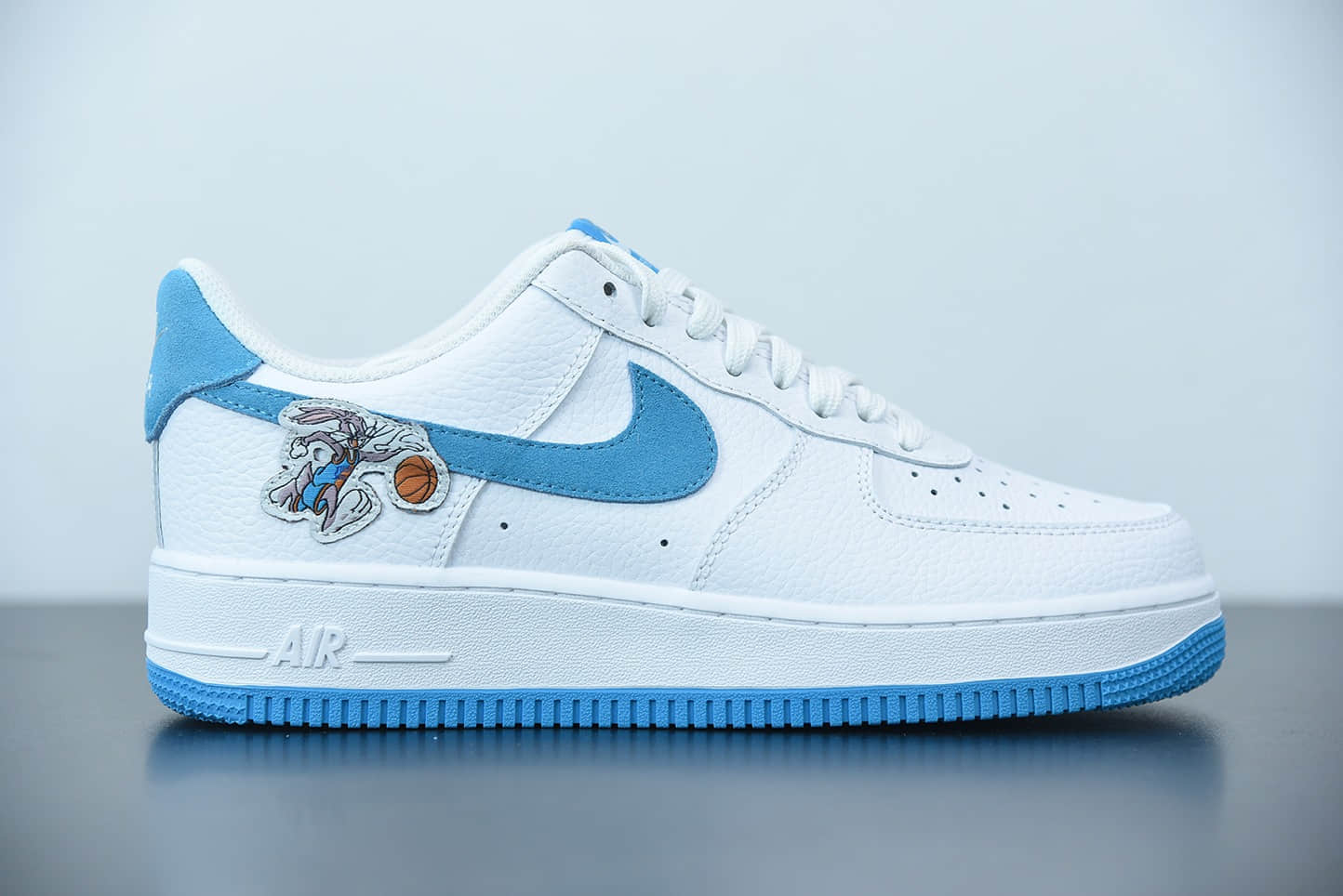 耐克The Space Jam x Nike Air Force 1 '07 LowHare白蓝兔八哥与劳拉兔空军一号经典低帮百搭休闲运动板鞋纯原版本 货号：DJ7998-100