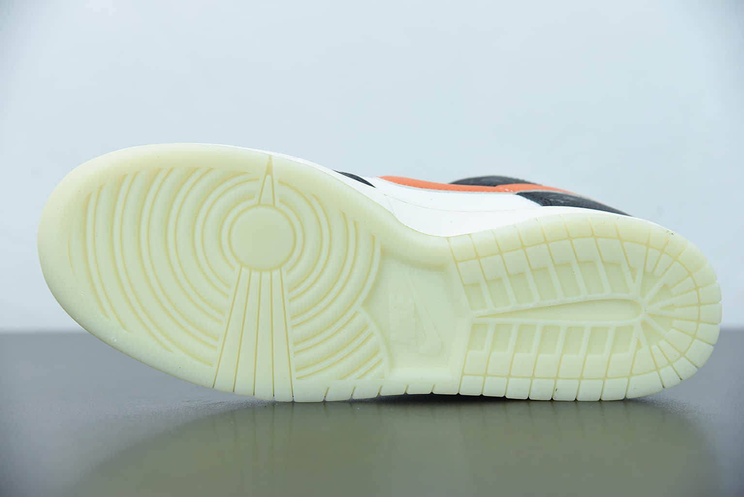 耐克Nike SB Dunk Low “Halloween” 黑白橙夜光万圣节扣篮系列低帮休闲运动滑板板鞋纯原版本 货号：DD3357-100