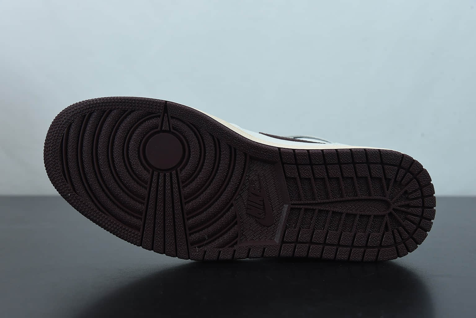 乔丹Air Jordan Ma Maniére x Air Jordan 1灰棕蛇纹爆裂纹联名高帮男子文化板鞋纯原版本 货号:DO7097-100