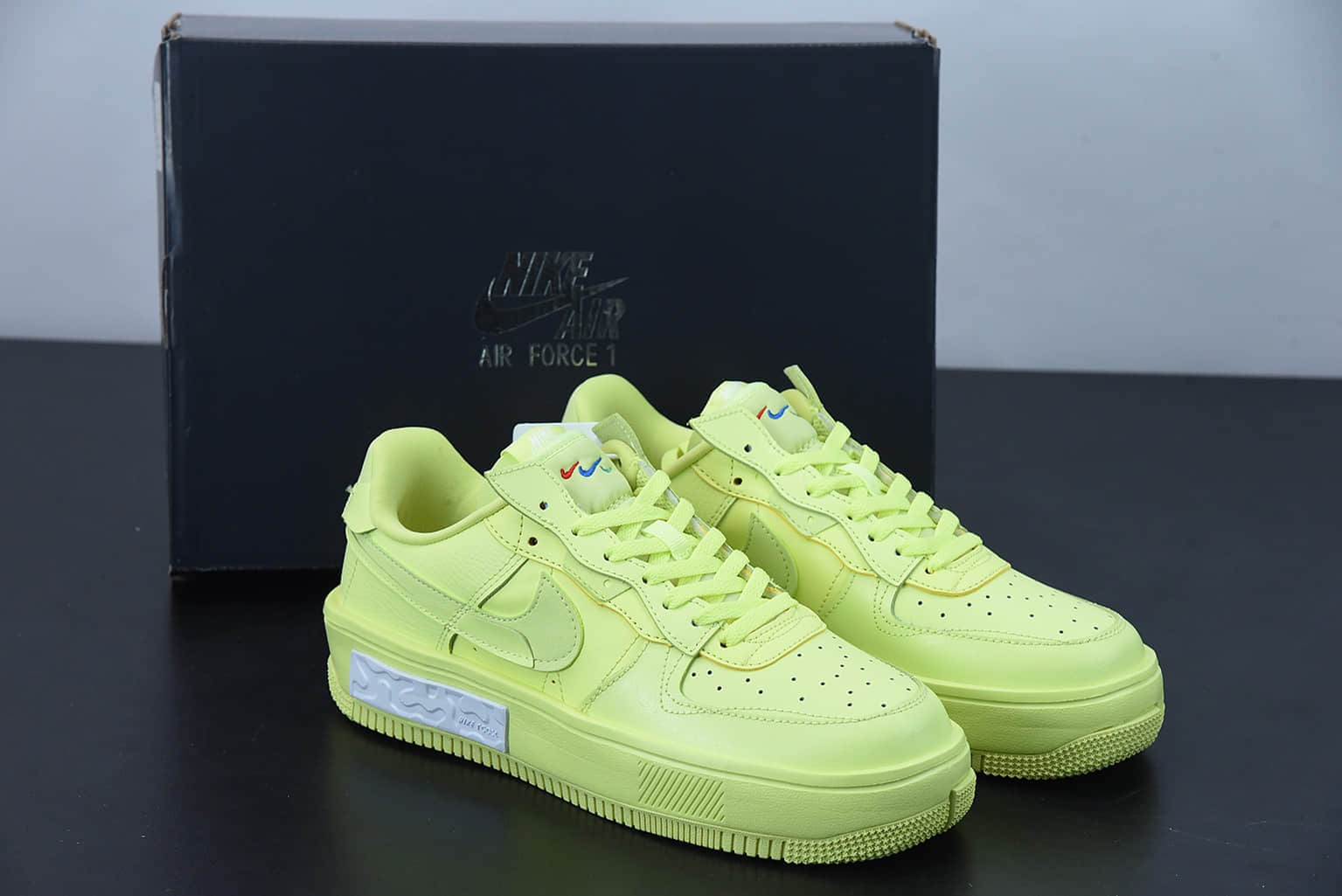 耐克 Nike Wmns AF 1 FontankaYellow Strike空军一号皮革荧光黄白错位解构系列低帮轻量百搭休闲运动板鞋纯原版本 货号：DA7024-700