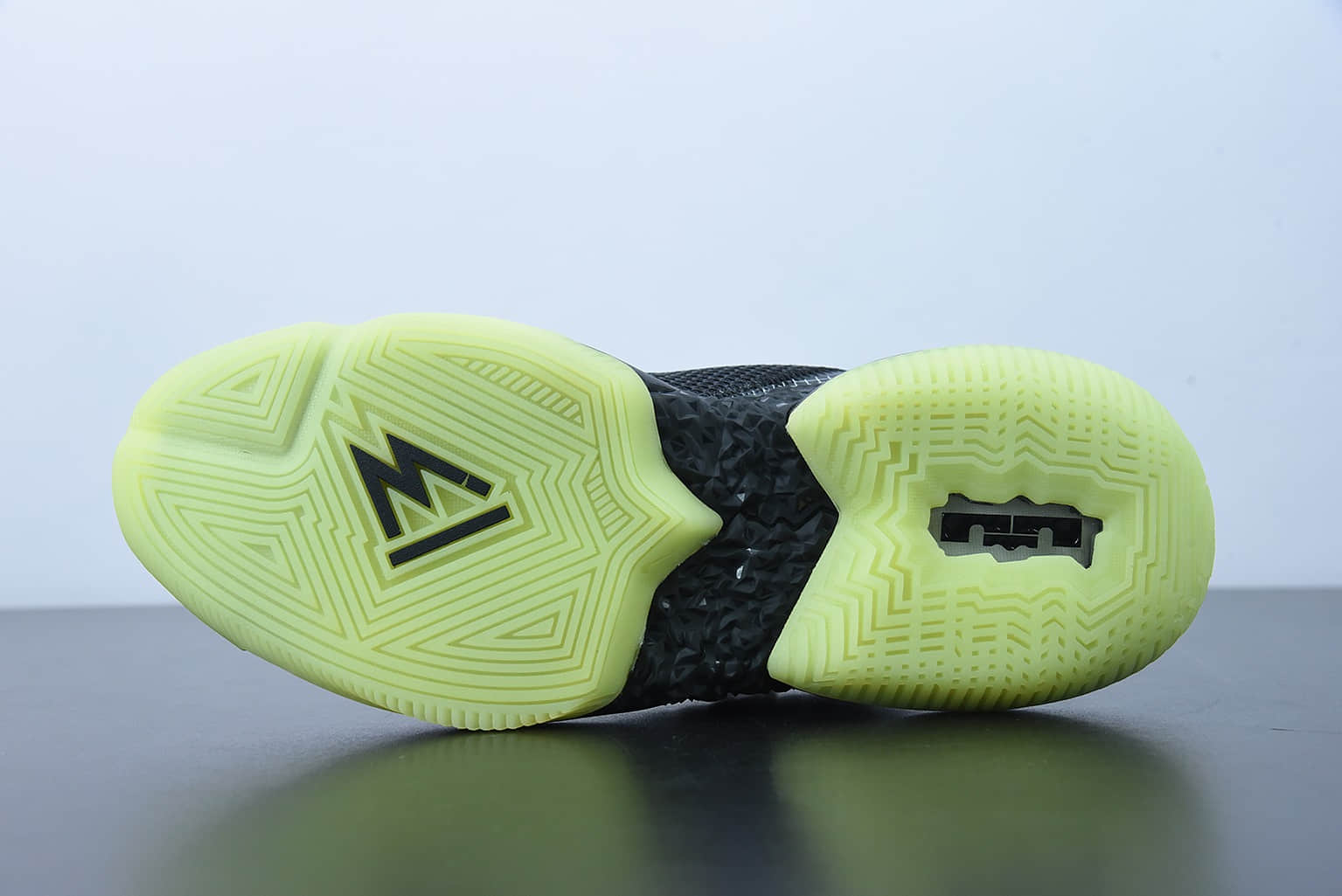 詹姆斯 LeBron Ambassador XIII Empire Jade 詹姆斯使节13夜光黑粉低帮实战篮球鞋纯原版本 货号:CQ9329-001