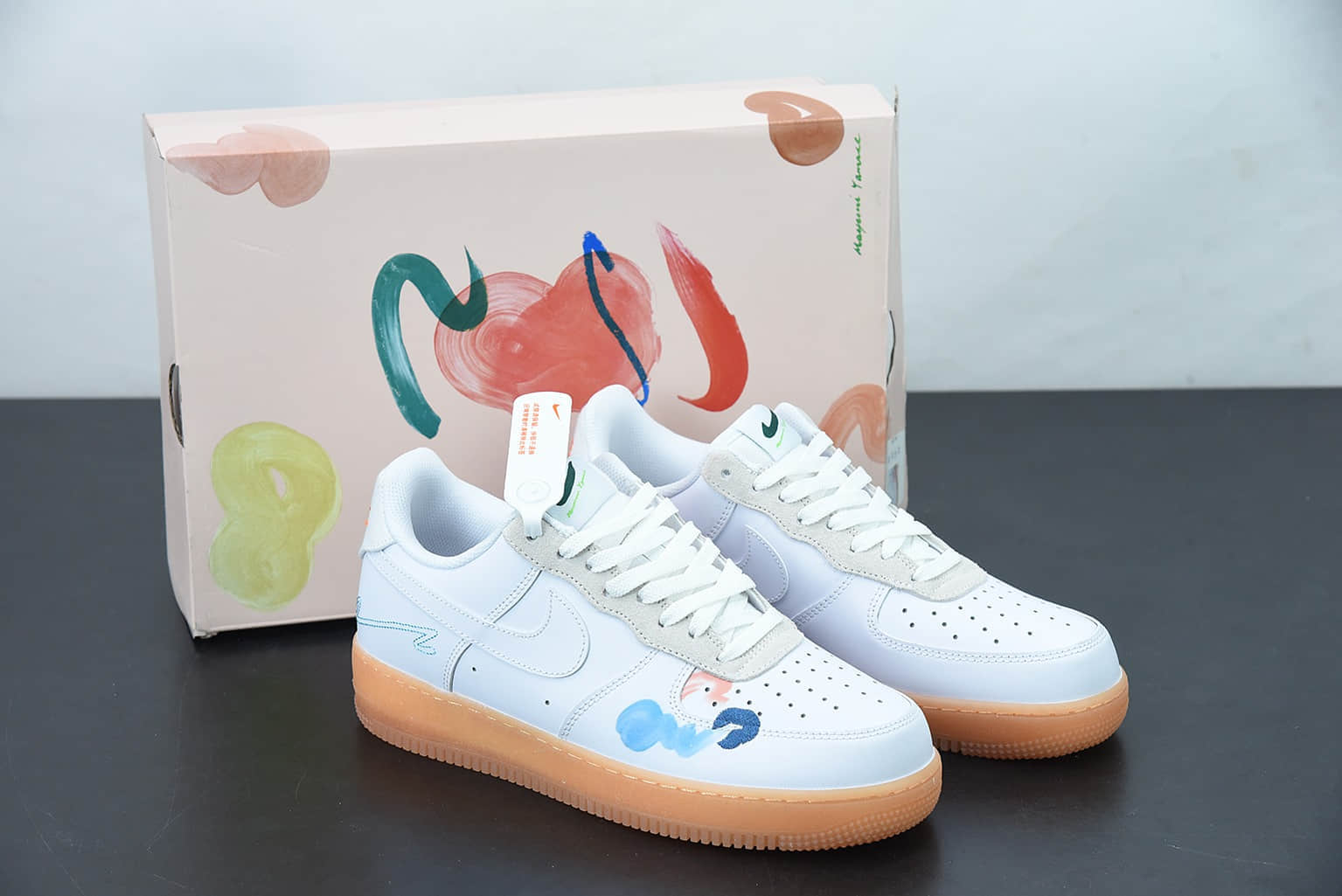 耐克 Nike Mayumi Yamase x Nk Flyleather AF1'07 Low 手绘涂鸦空军一号低帮休闲板鞋纯原版本 货号：DB3595-100