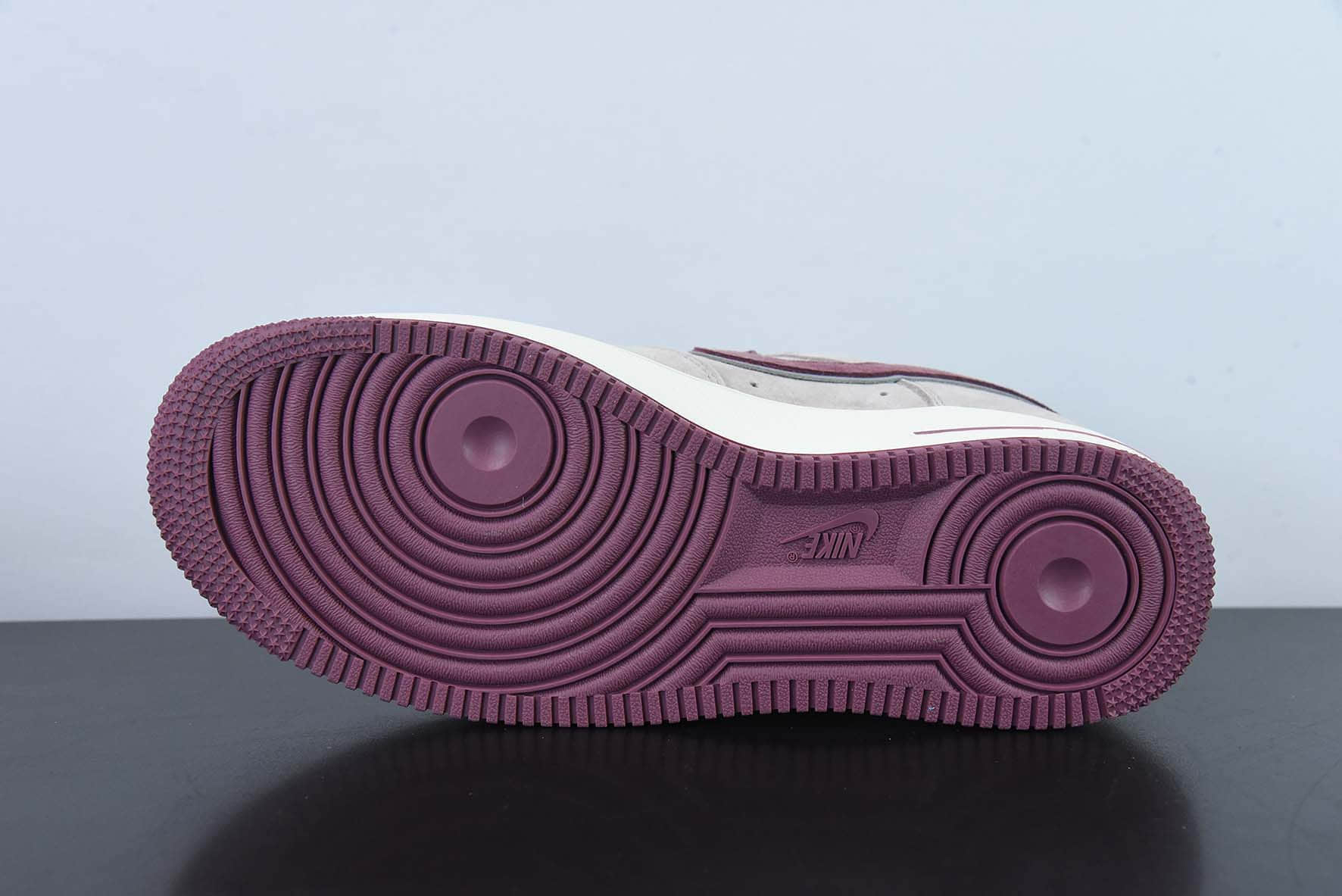 耐克Nike AKIRA×Nike Air Force 1 Low ’07 枣红配色创意定制联乘漫画著作《阿基拉》主人公空军一号低帮板鞋纯原版本 货号:KT0036-088