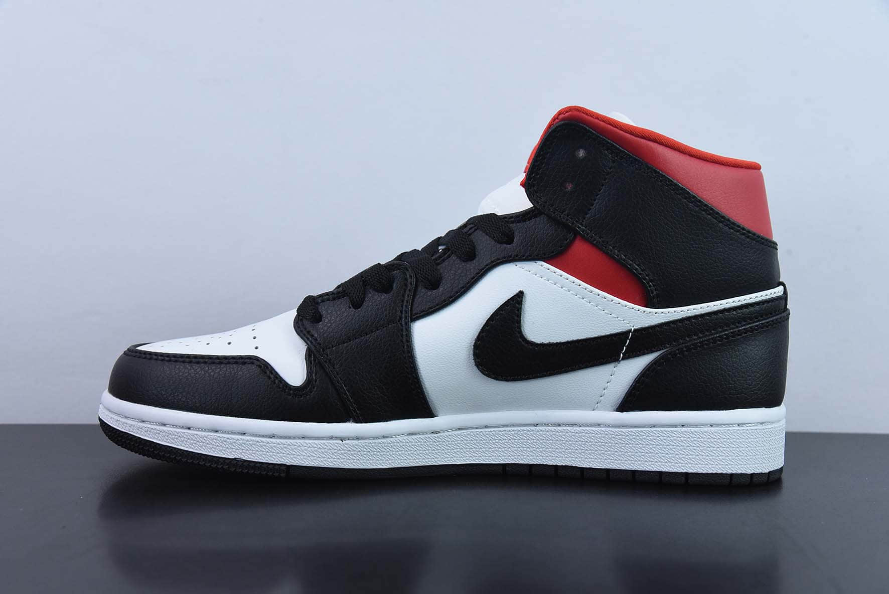 乔丹Air Jordan 1 Mid AJ1 乔1禁止转卖黑白红中帮篮球鞋纯原版本 货号：BQ6472-061