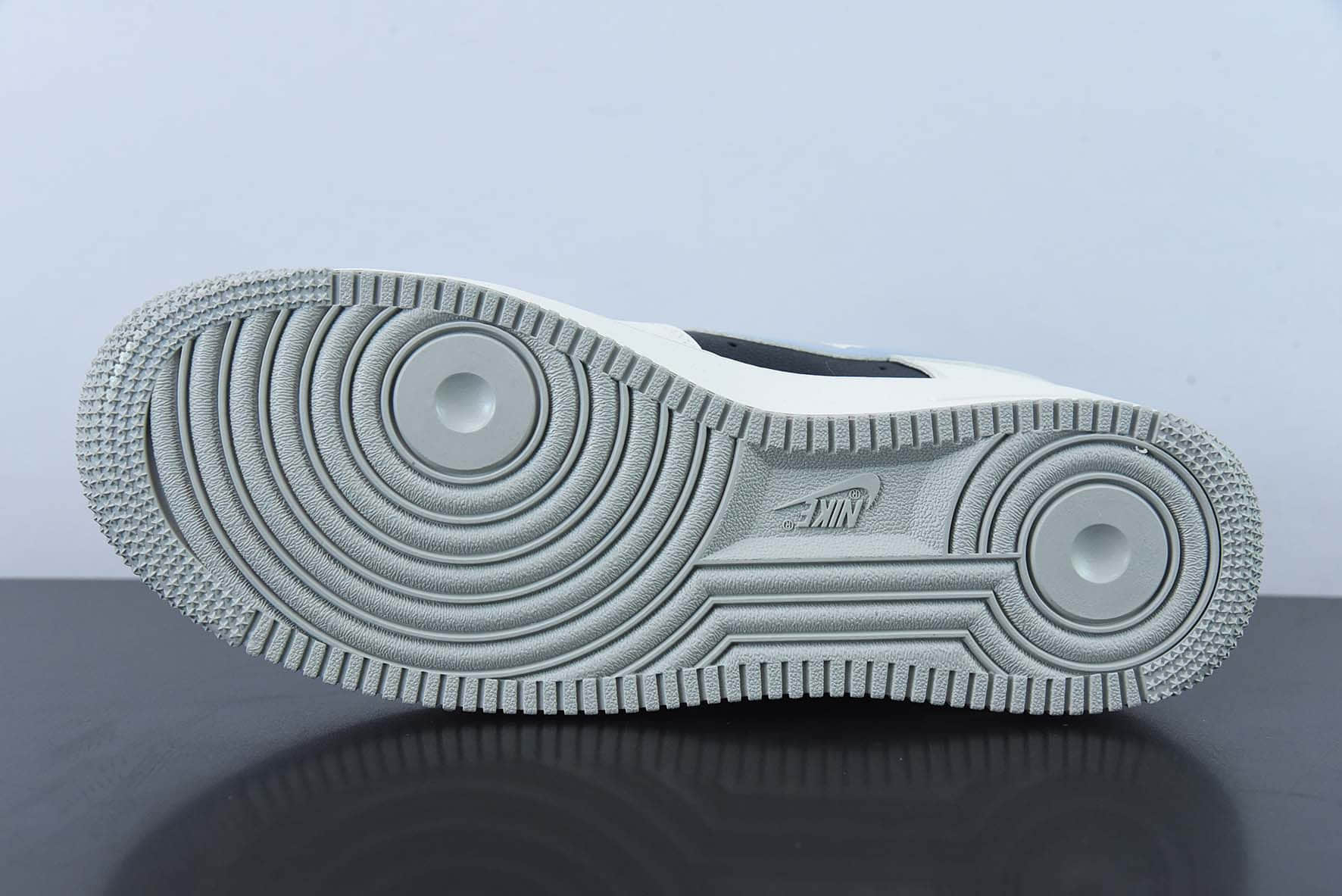 耐克Nike Air Force 1 '07 Low QSSail WhiteBlack Mini Swoosh皮革米白雾霾灰黑小钩空军一号低帮休闲板鞋纯原版本 货号:FB1839-888