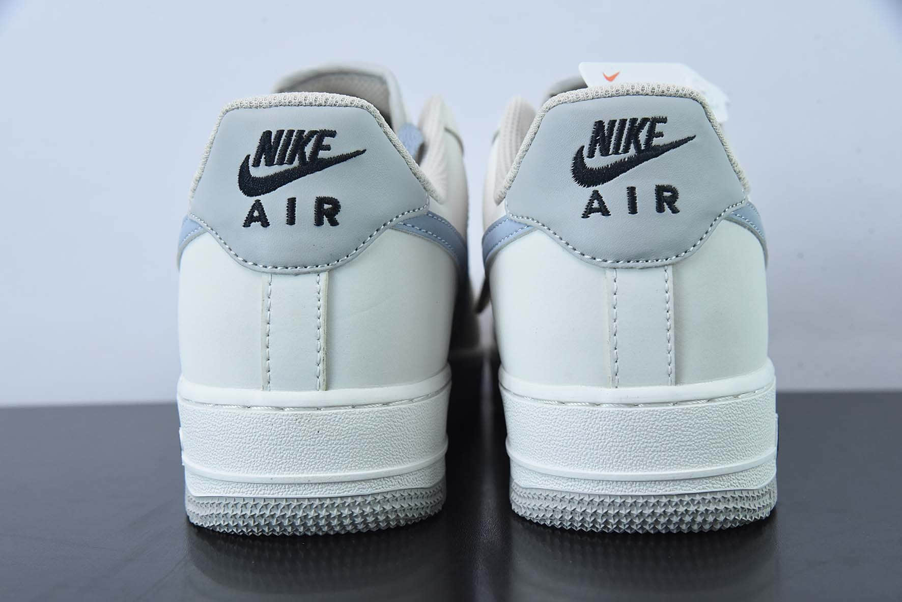 耐克Nike Air Force 1 '07 Low QSSail WhiteBlack Mini Swoosh皮革米白雾霾灰黑小钩空军一号低帮休闲板鞋纯原版本 货号:FB1839-888