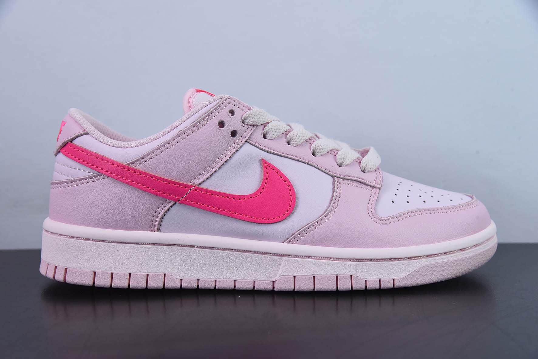 耐克Nike SB Dunk Low GSTriple Pink芭比荧光粉扣篮系列低帮休闲运动滑板板鞋纯原版本 货号:DH9765-600