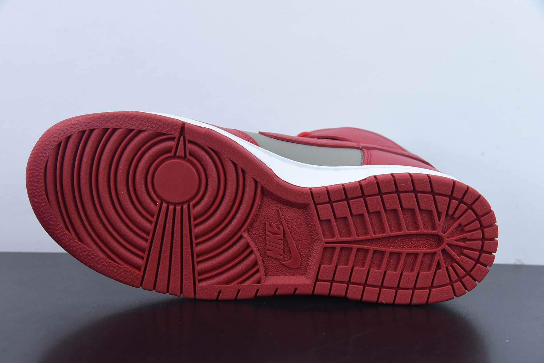 耐克Nike Dunk High UNLV 俄亥俄州立大学联名灰红高帮板鞋纯原版本 货号:850477-001