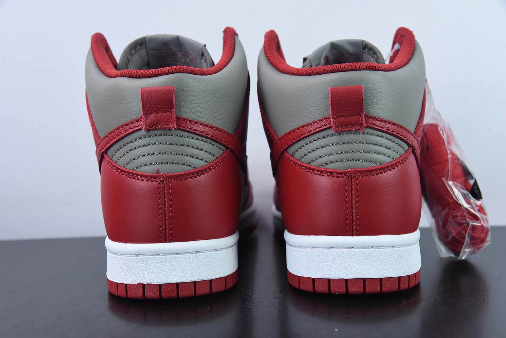 耐克Nike Dunk High UNLV 俄亥俄州立大学联名灰红高帮板鞋纯原版本 货号:850477-001