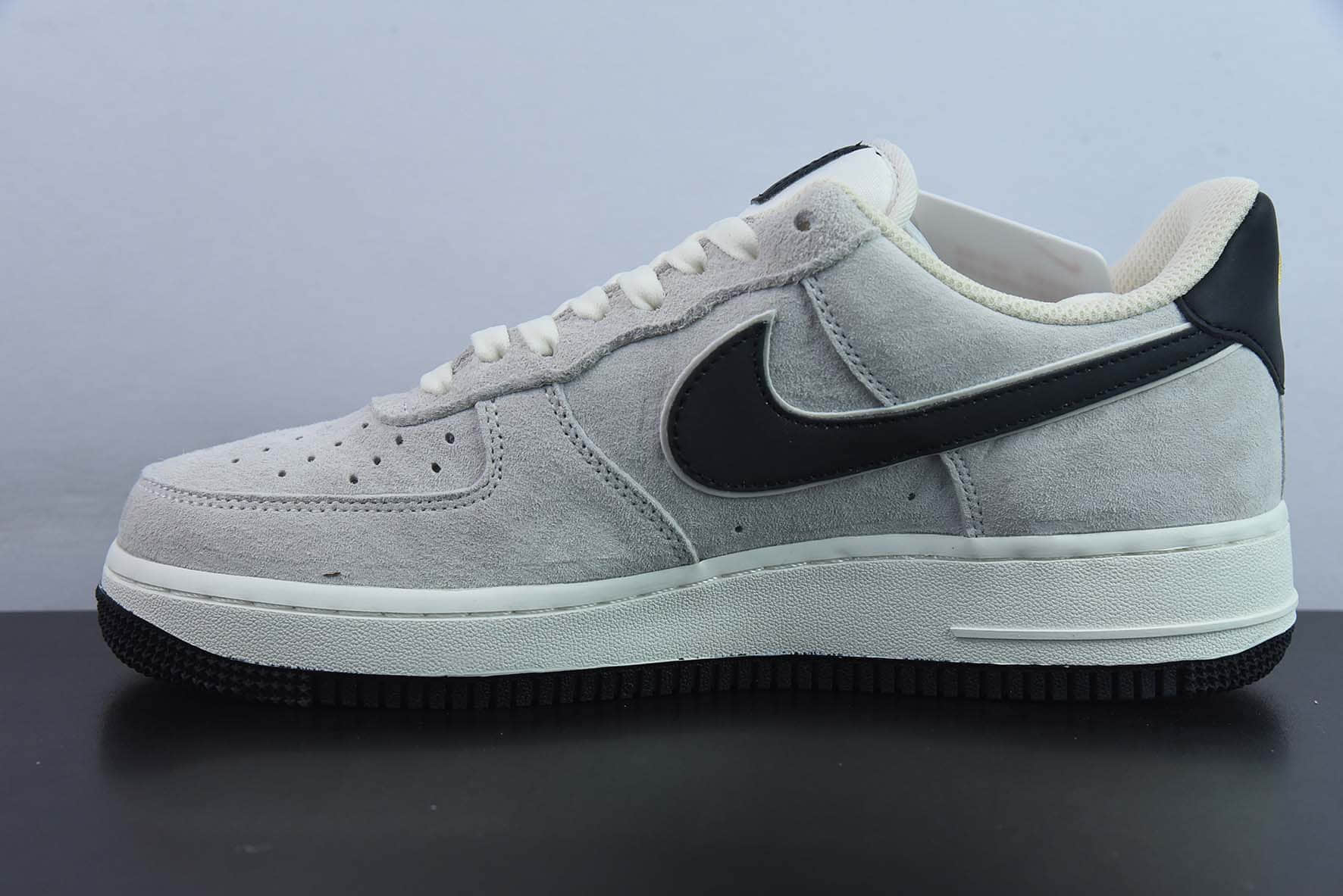 耐克Nike Air Force 1 Low ’07 小勾黑麂皮空军一号低帮休闲板鞋纯原版本 货号：KK5636-810