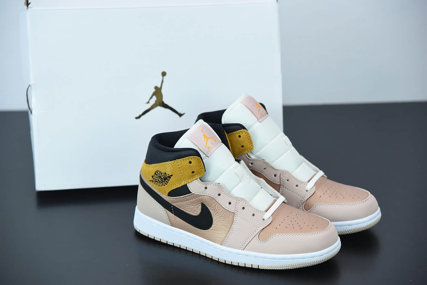 乔丹Air Jordan 1 Mid 淡粉橘中帮篮球鞋纯原版本 货号:DD2224 -200