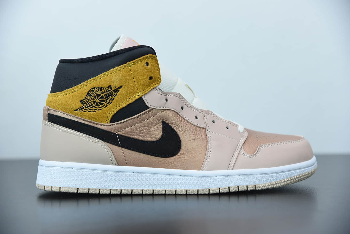 乔丹Air Jordan 1 Mid 淡粉橘中帮篮球鞋纯原版本 货号:DD2224 -200