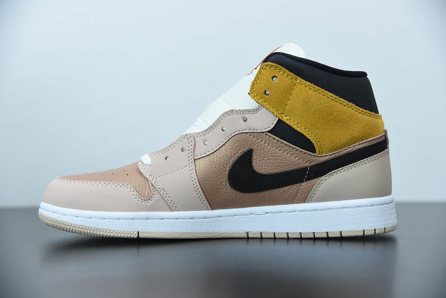 乔丹Air Jordan 1 Mid 淡粉橘中帮篮球鞋纯原版本 货号:DD2224 -200