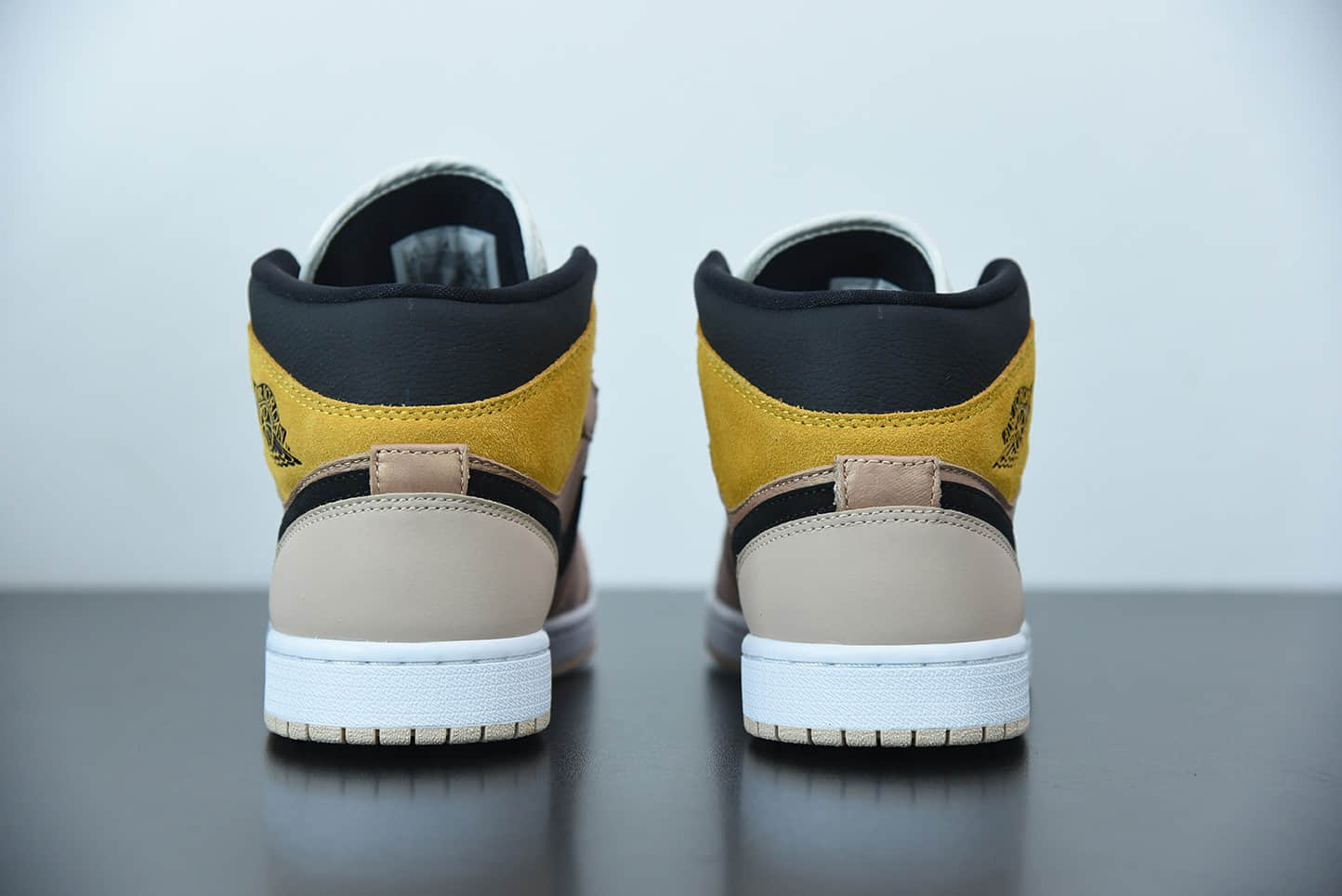 乔丹Air Jordan 1 Mid 淡粉橘中帮篮球鞋纯原版本 货号:DD2224 -200