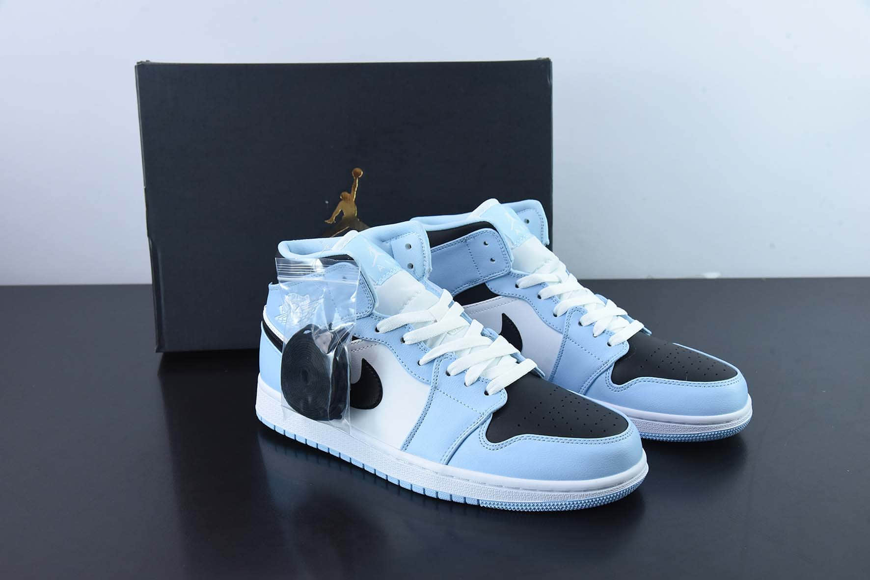 乔丹Air Jordan 1 Mid University Blue AJ1 乔1清新蓝中邦篮球鞋纯原版本 货号: 555112-401