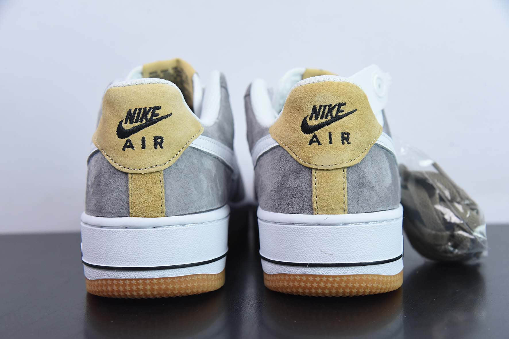 耐克Nike Air Force 1´07 Low SuedeWhiteGreyYellow拼接白深灰黄土”空军一号低帮休闲板鞋纯原版本 货号：DE0099-005