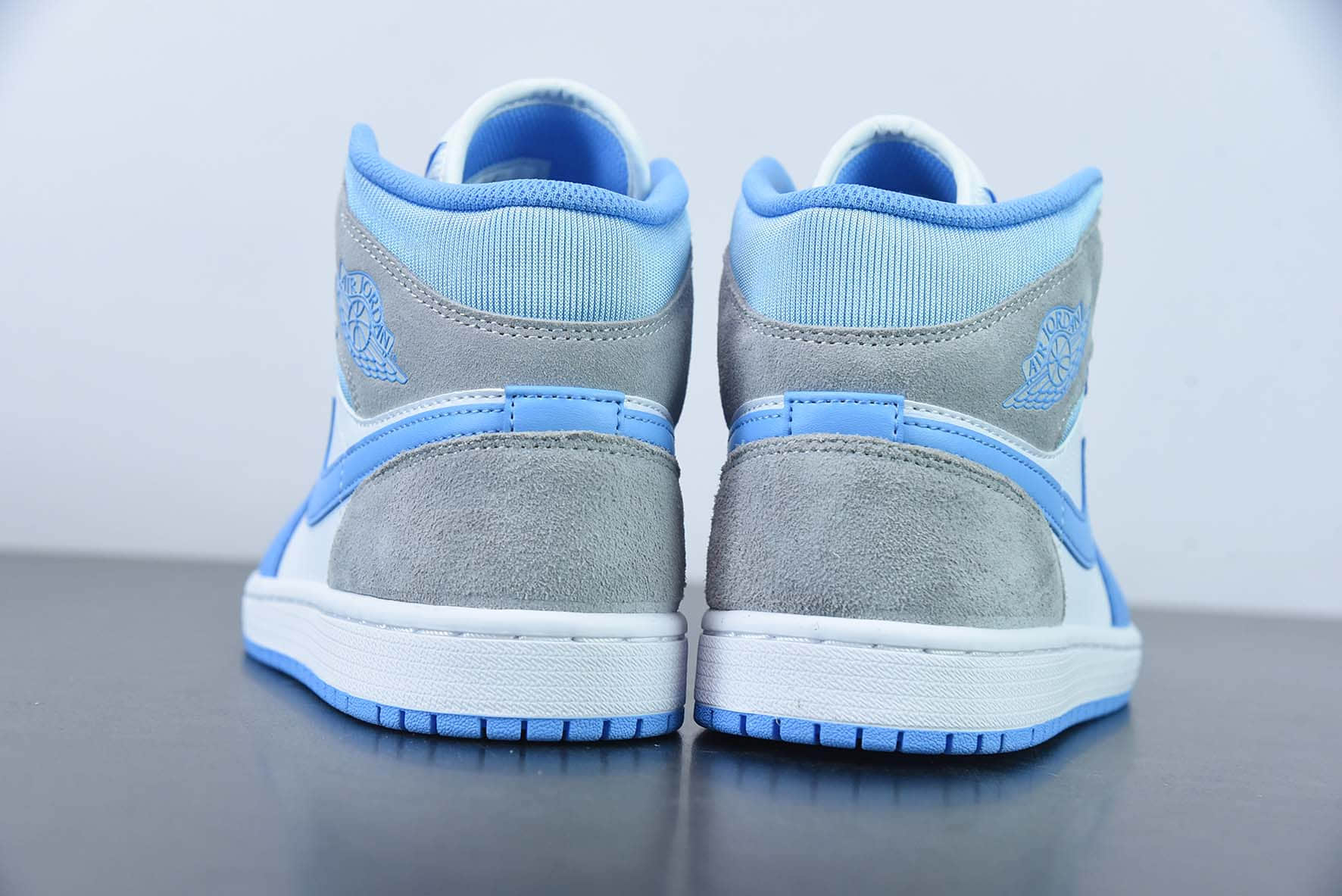 乔丹Air Jordan 1 Mid “University Blue”AJ1白蓝灰中帮篮球鞋纯原版本 货号：DX9276-100