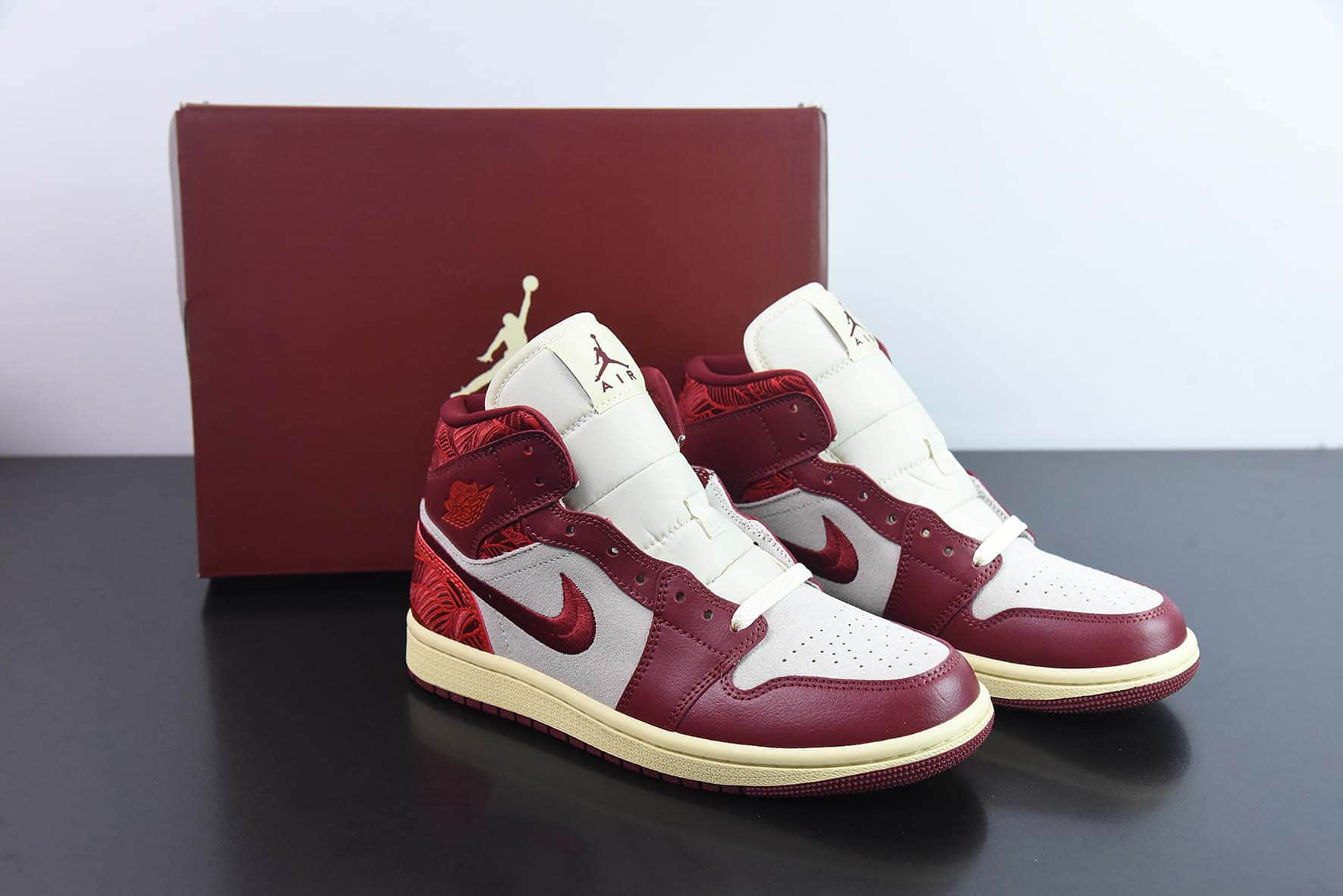 乔丹Air Jordan 1 Mid AJ1乔1酒红刺绣中帮文化篮球鞋纯原版本 货号：DZ2820-601