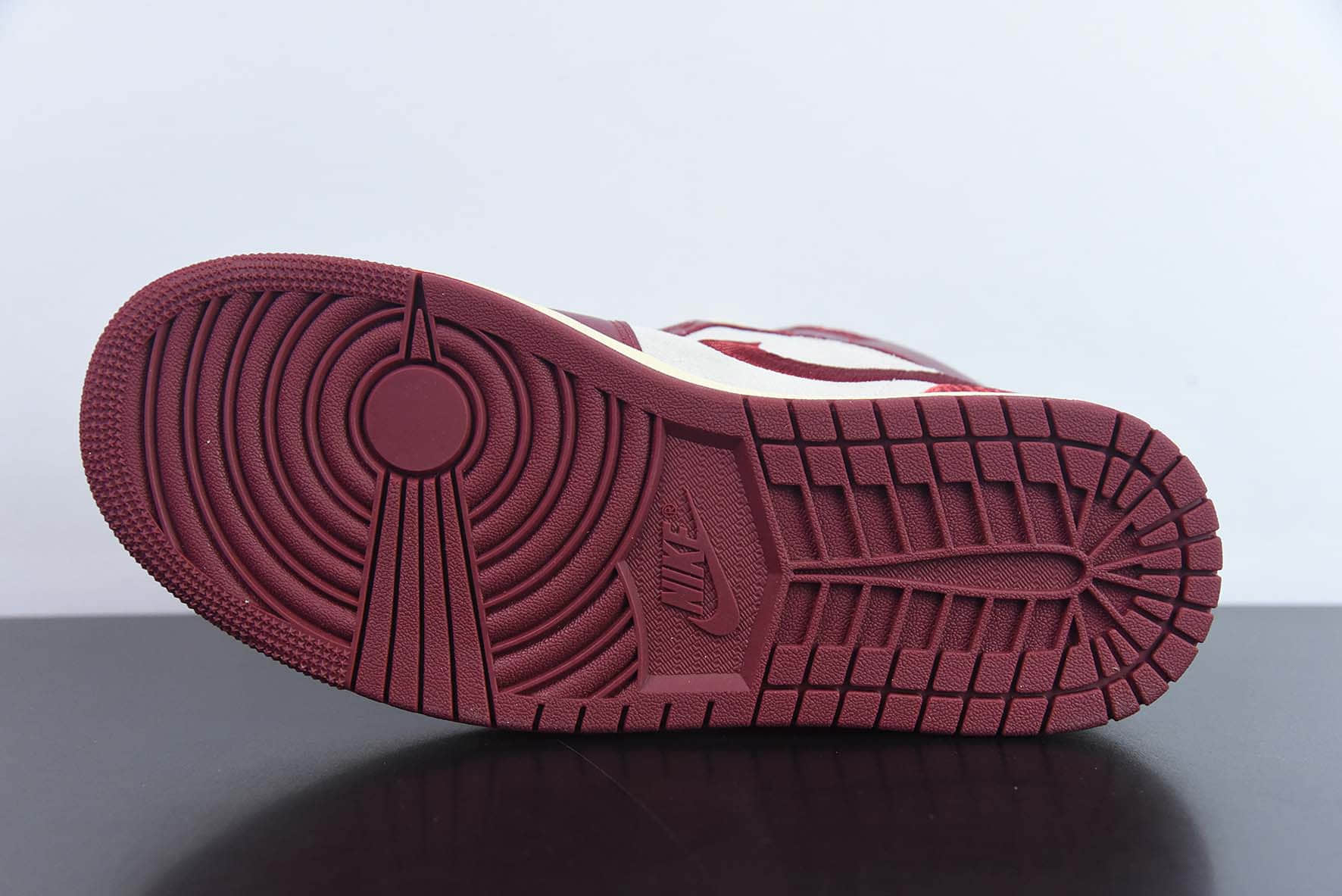 乔丹Air Jordan 1 Mid AJ1乔1酒红刺绣中帮文化篮球鞋纯原版本 货号：DZ2820-601