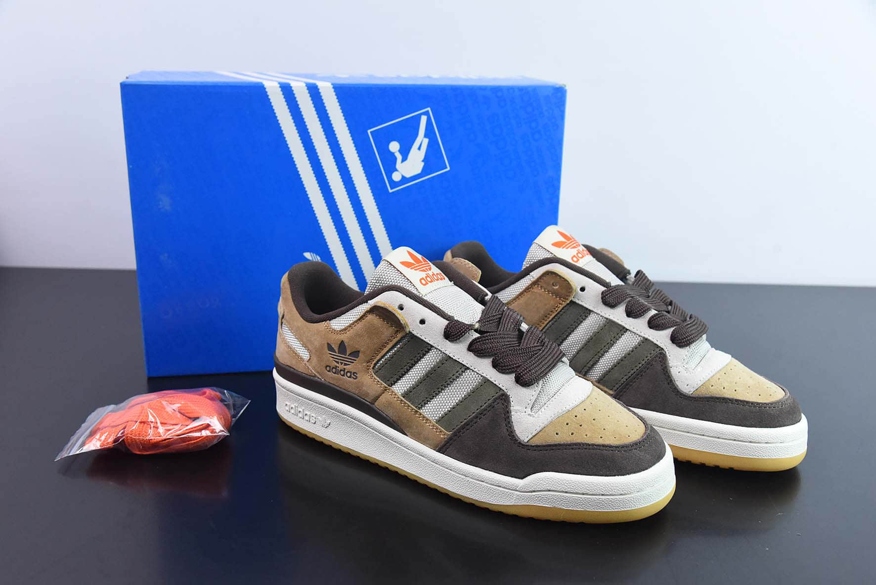 阿迪达斯Adidas Originals Forum 84 Low 深棕麦黄浅灰罗马系列魔术贴低帮休闲板鞋纯原版本 货号:GW4334