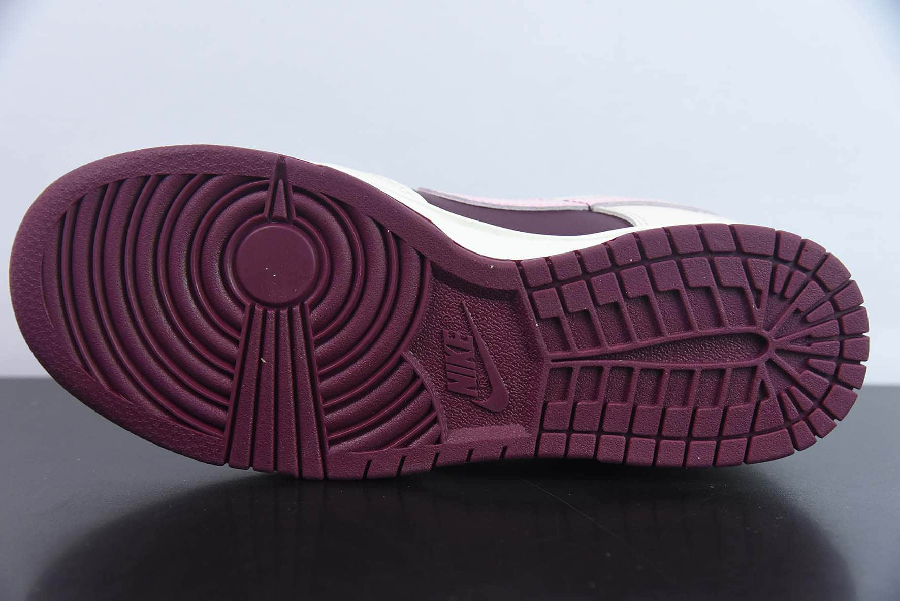 耐克Nike Dunk Low “Valentine’s Day” 樱桃酒红情人节SB低帮滑板鞋纯原版本 货号：DR9705-100 