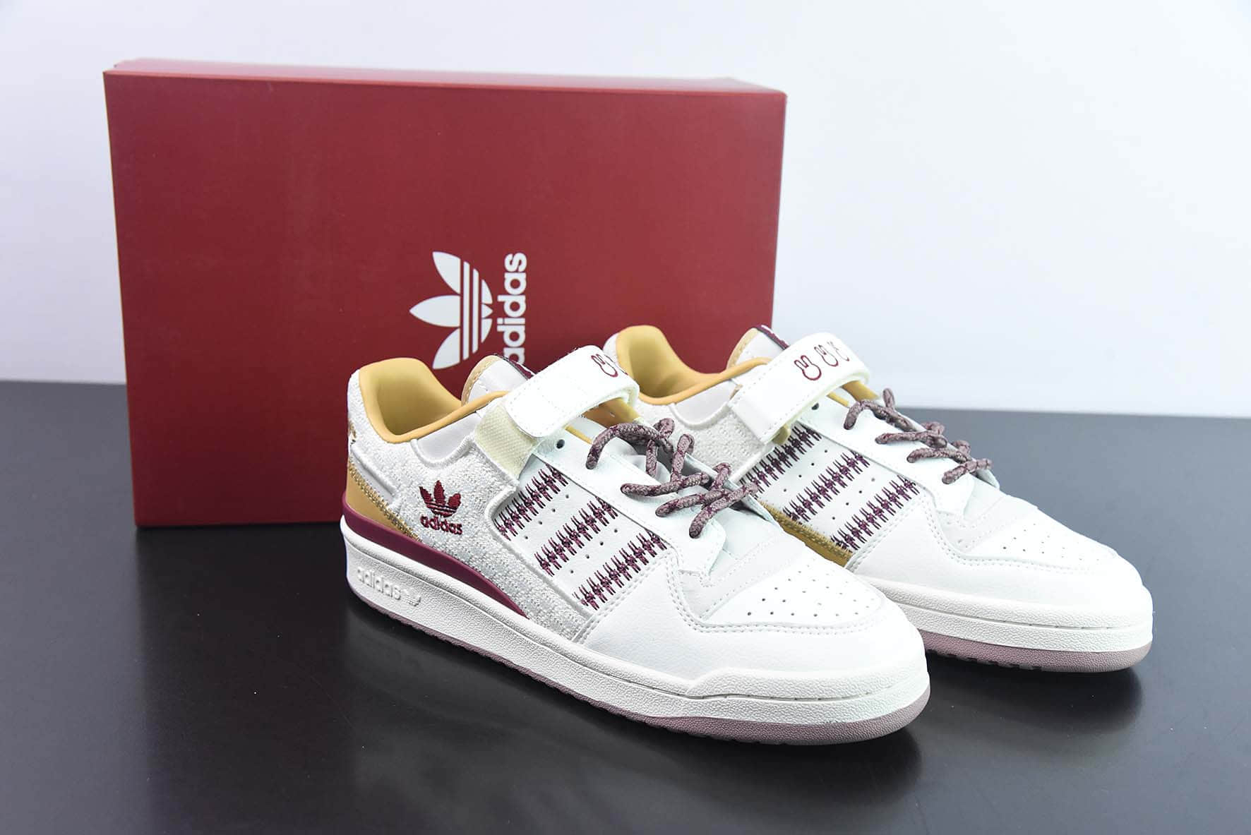 阿迪达斯Adidas Originals Forum 84 Low2023中国CNY兔年限定配色恭喜发财皮革米白麦黄酒红兔年限定罗马系列魔术贴低帮复古系带百搭休闲运动板鞋纯原版本 货号：IE1898