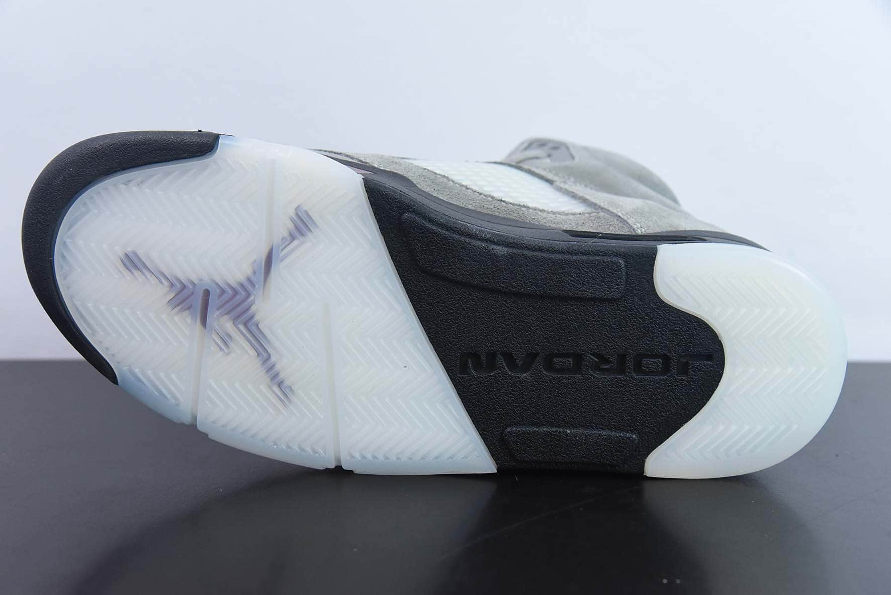 乔丹Air Jordan 5 A Ma Maniere x Air Jordan 5 Light Bone Retro AJ5灰红联名款高帮篮球鞋纯原版本 货号:FD1330-006