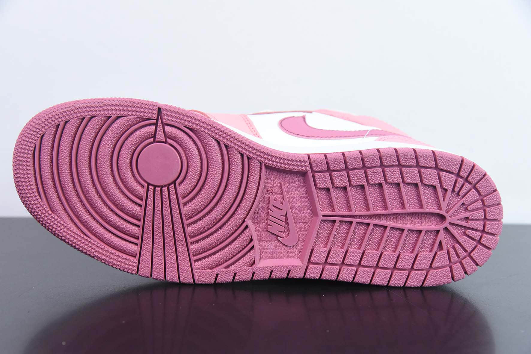 乔丹Air Jordan 1 Mid GS AJ1女款粉白中帮休闲篮球鞋纯原版本 货号:DQ8423-616