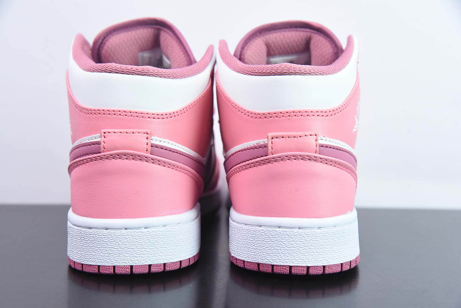 乔丹Air Jordan 1 Mid GS AJ1女款粉白中帮休闲篮球鞋纯原版本 货号:DQ8423-616