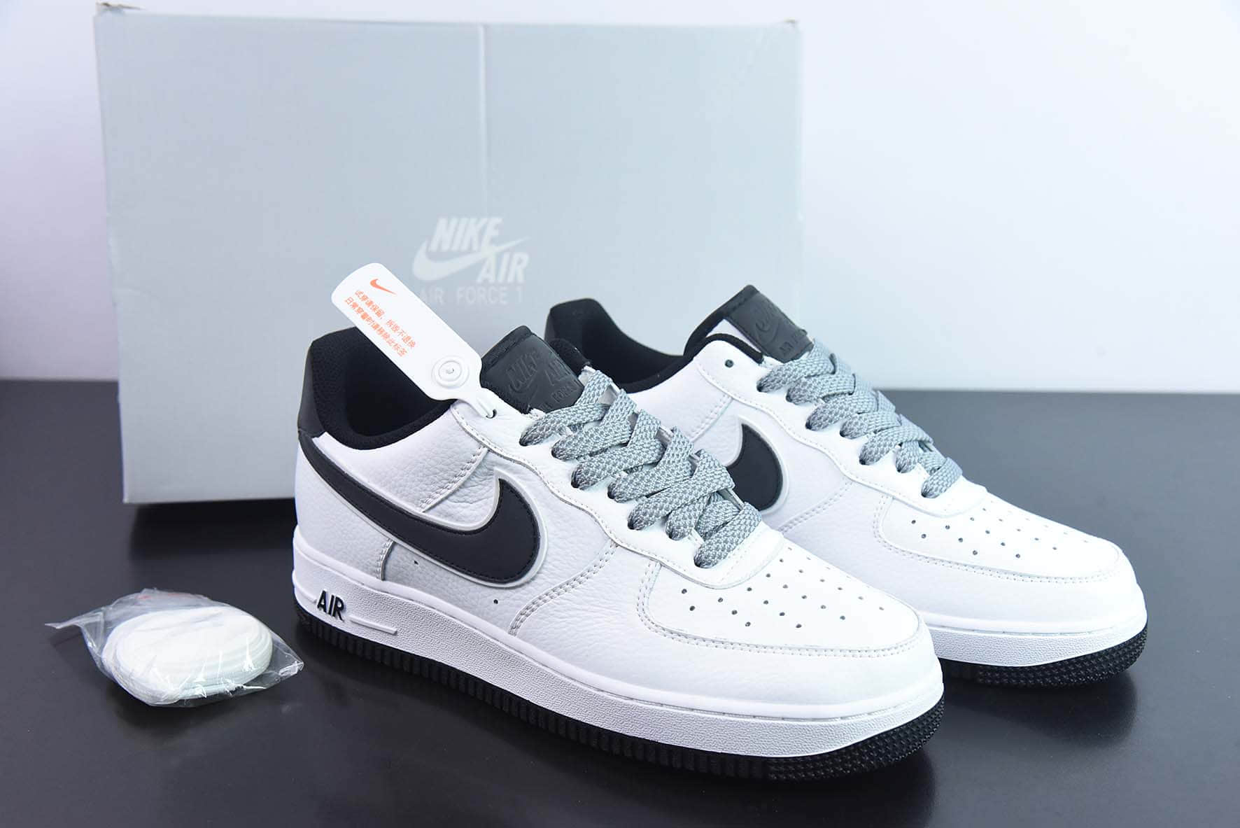 耐克Nike Air Force 1 '07 Low QSWhiteBlack Reflectiv Swoosh皮革白黑天使反光钩子空军一号经典低帮百搭休闲运动板鞋纯原版本 货号:LS0216-026