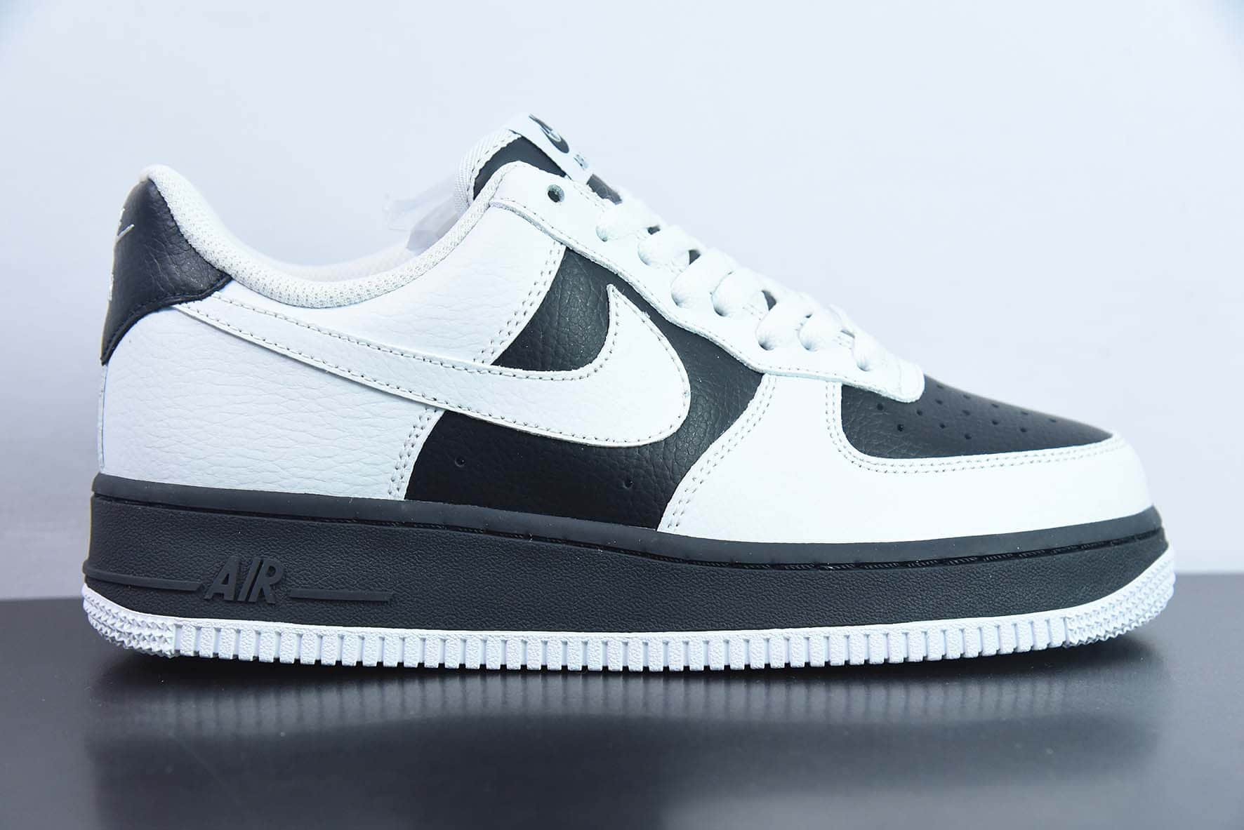 耐克Nike Air Force 1'07 LowWhiteBlackPanda皮革翻转白黑熊猫空军一号低帮休闲板鞋纯原版本 货号:JP6516-811