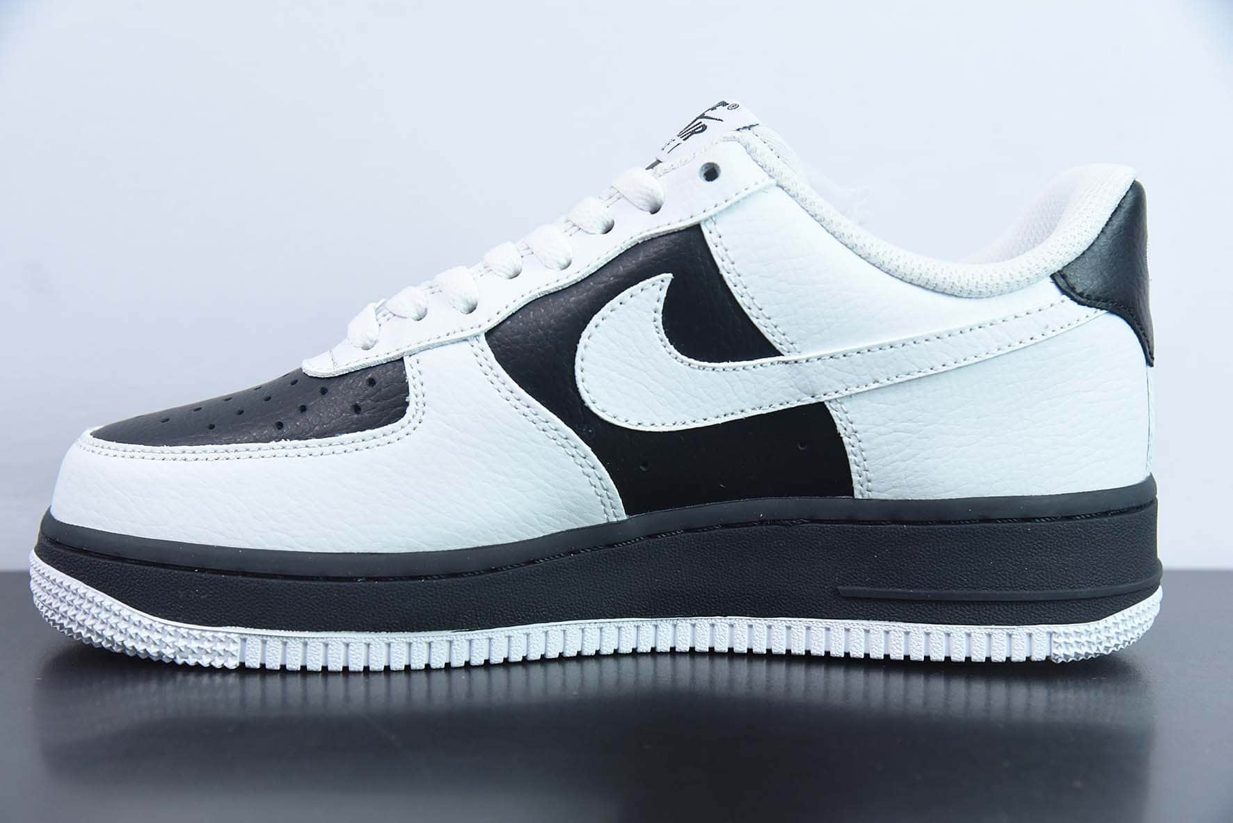 耐克Nike Air Force 1'07 LowWhiteBlackPanda皮革翻转白黑熊猫空军一号低帮休闲板鞋纯原版本 货号:JP6516-811