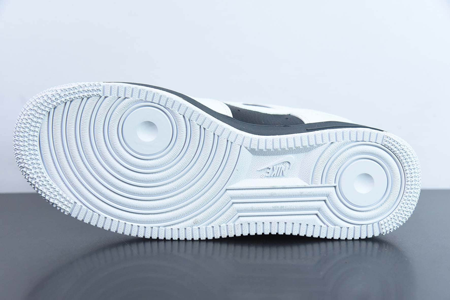 耐克Nike Air Force 1'07 LowWhiteBlackPanda皮革翻转白黑熊猫空军一号低帮休闲板鞋纯原版本 货号:JP6516-811