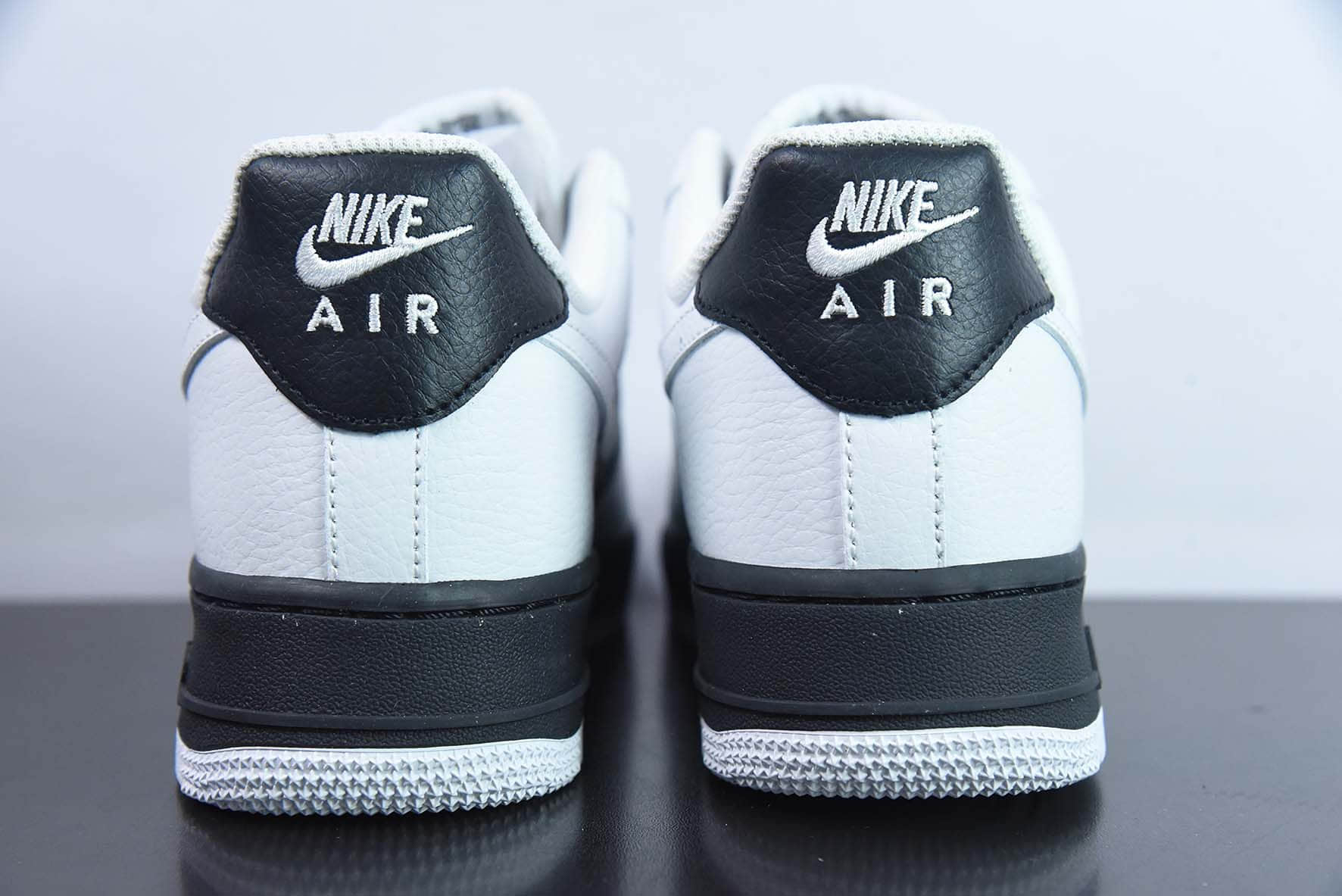 耐克Nike Air Force 1'07 LowWhiteBlackPanda皮革翻转白黑熊猫空军一号低帮休闲板鞋纯原版本 货号:JP6516-811