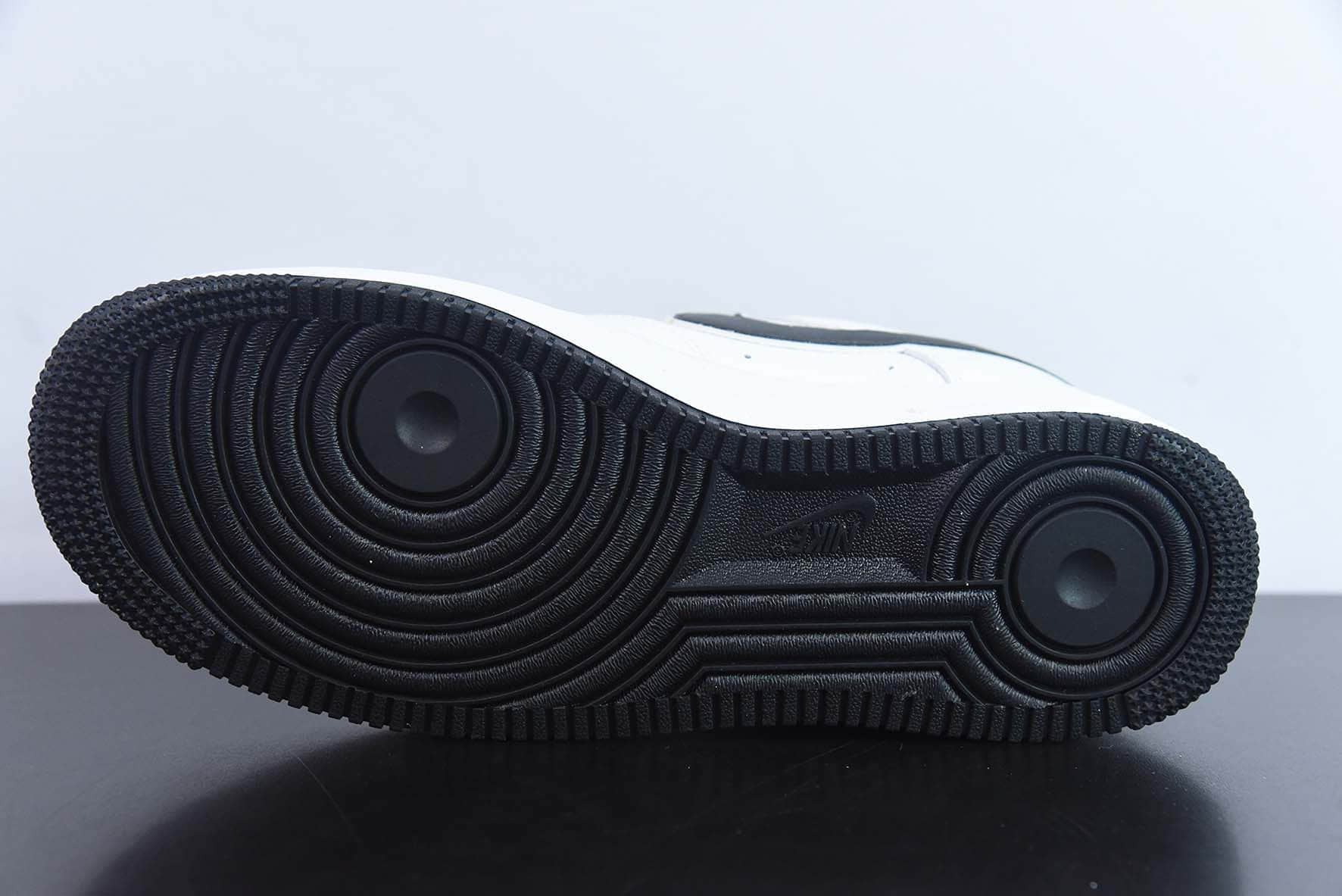 耐克Nike Air Force 1 '07 Low QSWhiteBlack Reflectiv Swoosh皮革白黑天使反光钩子空军一号经典低帮百搭休闲运动板鞋纯原版本 货号:LS0216-026