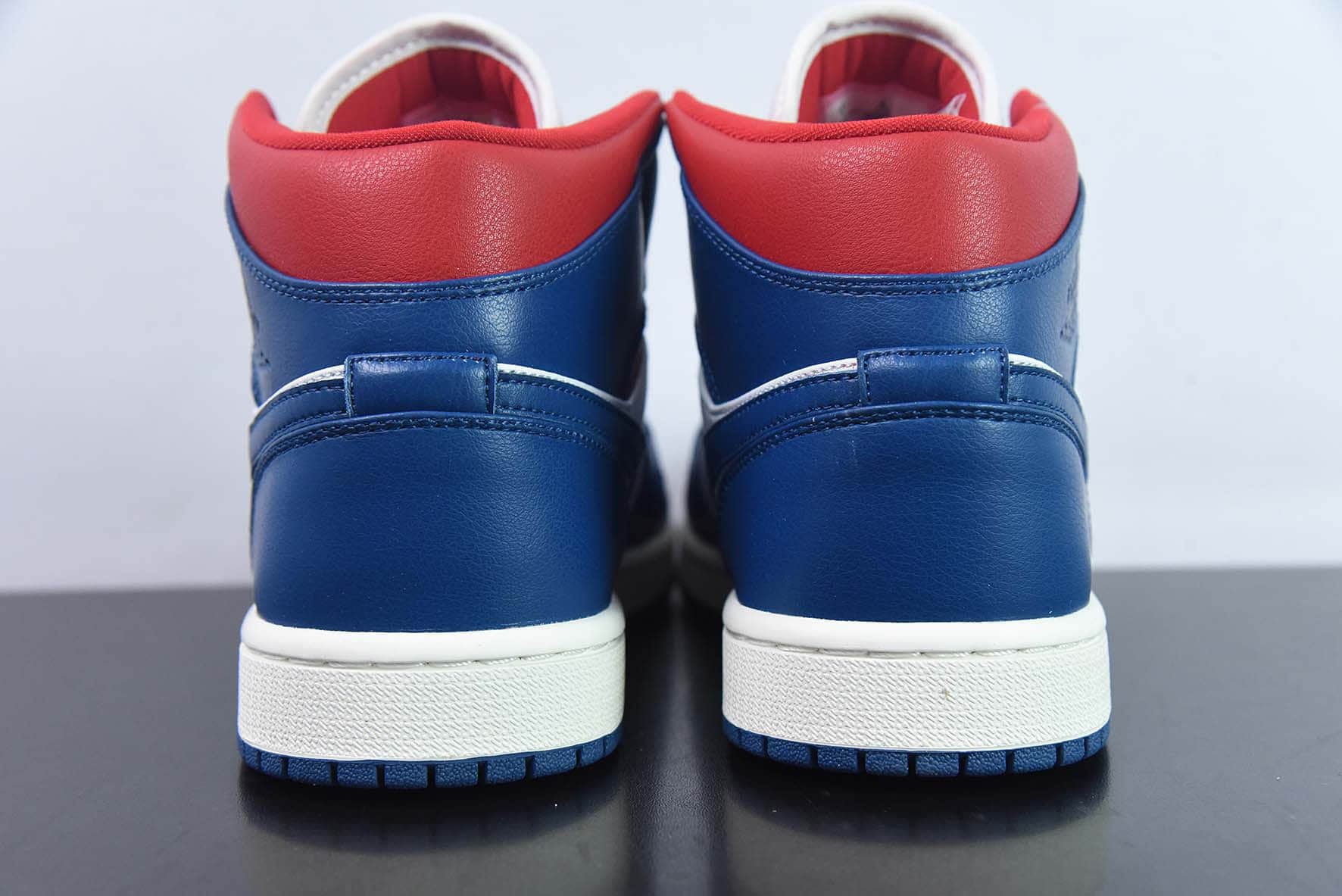 乔丹Air Jordan 1 Mid 白蓝红脚趾中帮复古运动鞋纯原版本 货号： BQ6472-146
