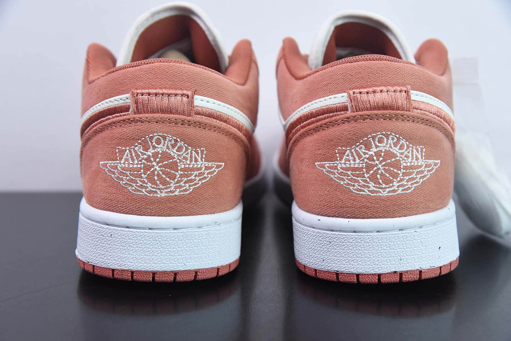 乔丹Air Jordan 1 Low AJ1 乔丹1代白粉刺绣低帮文化篮球鞋纯原版本 货号:FN3722-801