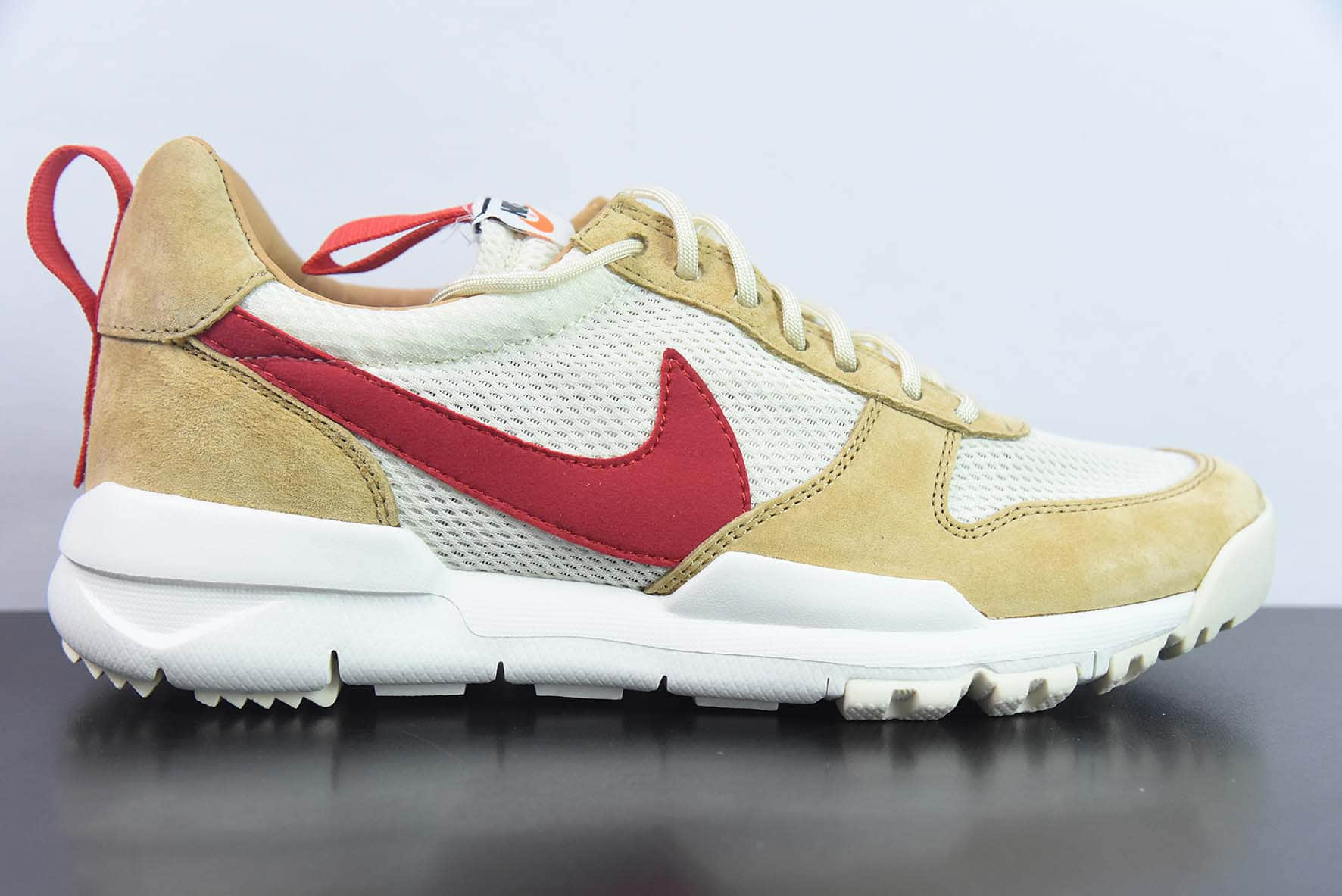 耐克Nike Tom Sachs x Nike Craft Mars Yard 2.0 宇航员2.0复古做旧黄红勾权志龙同款百搭休闲运动透气慢跑鞋纯原版本 货号：AA2261-100 